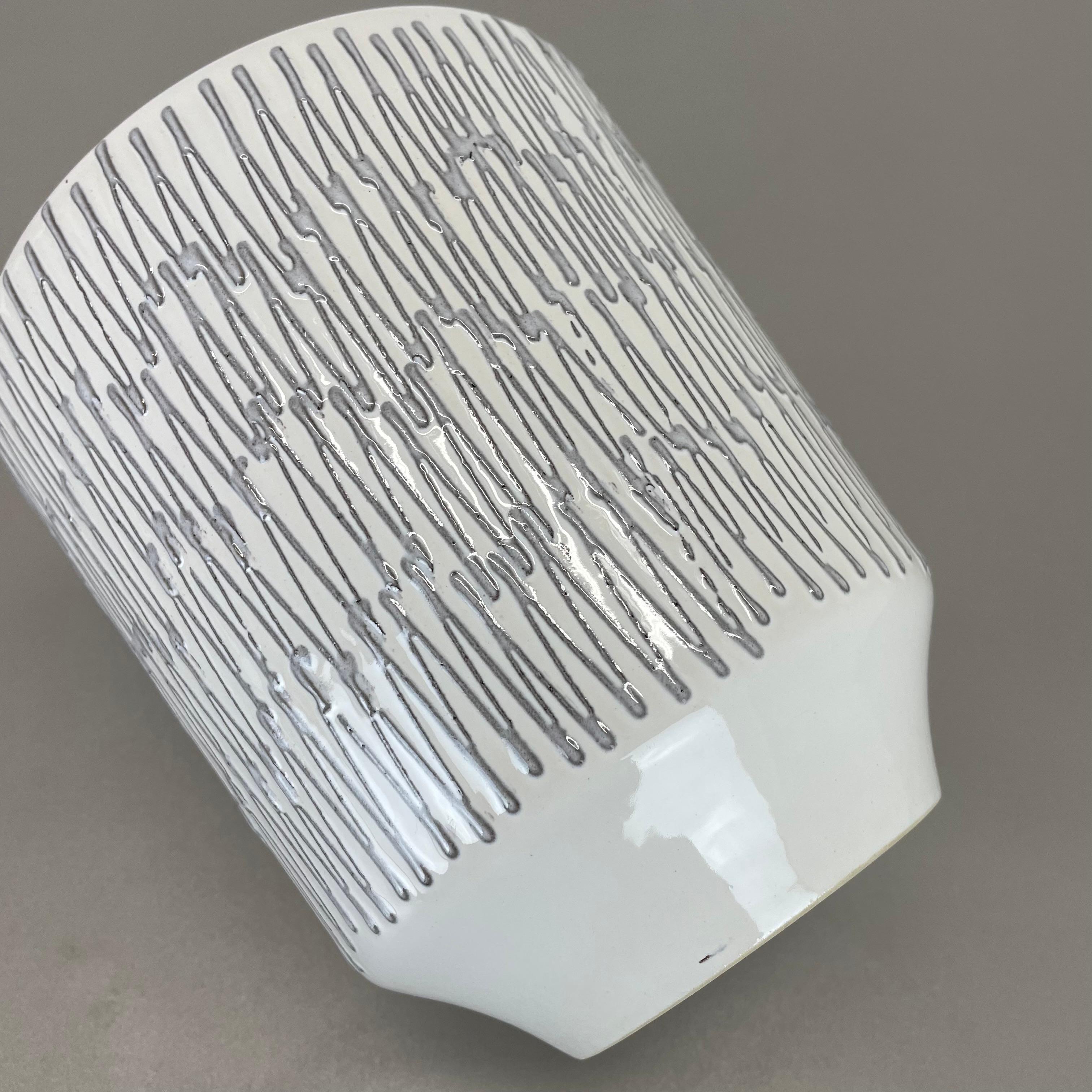 Seltene weiße Zig Zag Fat Lava Keramik Vasen von ILKRA Ceramics, Deutschland 1970er im Angebot 13