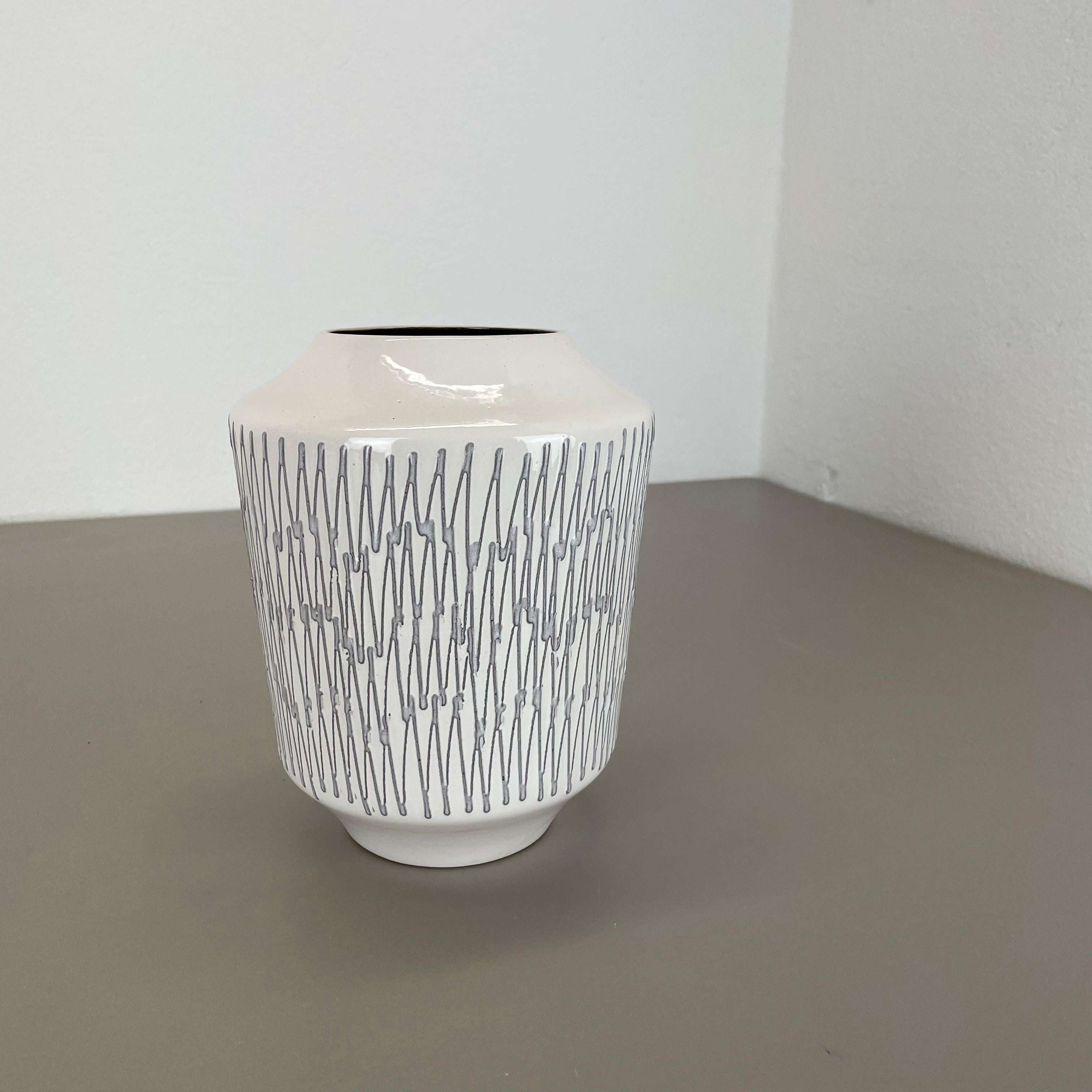 Mid-Century Modern Rare vase en céramique blanc zig zag Fat Lava d'ILKRA Ceramics, Allemagne, années 1970 en vente