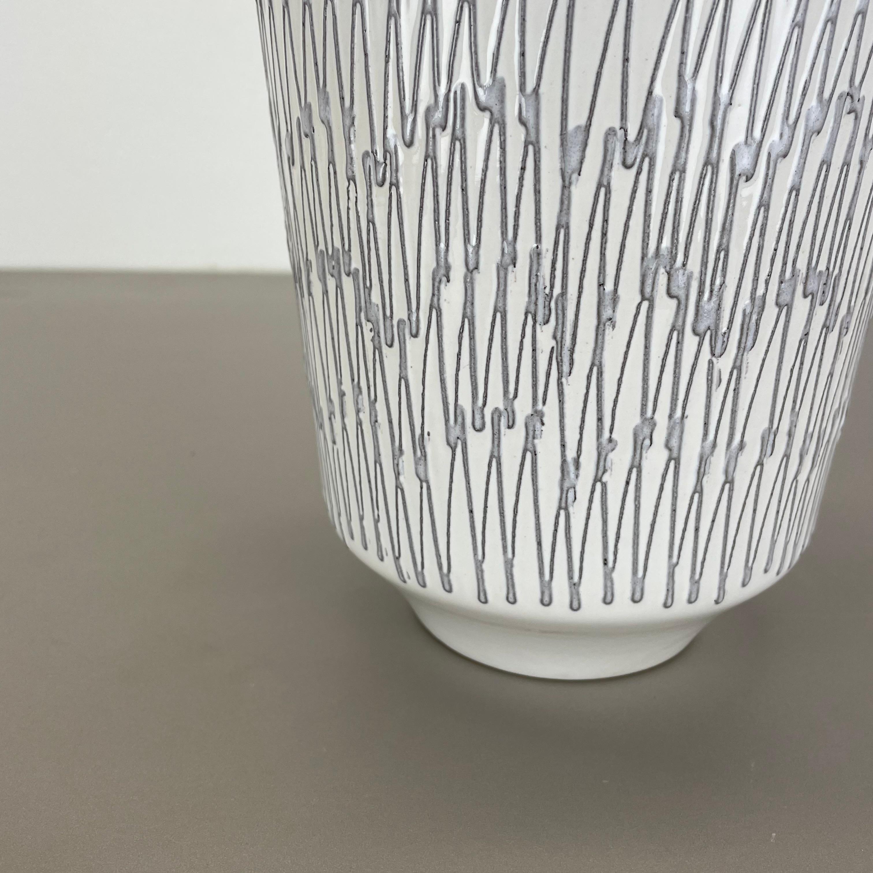 Allemand Rare vase en céramique blanc zig zag Fat Lava d'ILKRA Ceramics, Allemagne, années 1970 en vente
