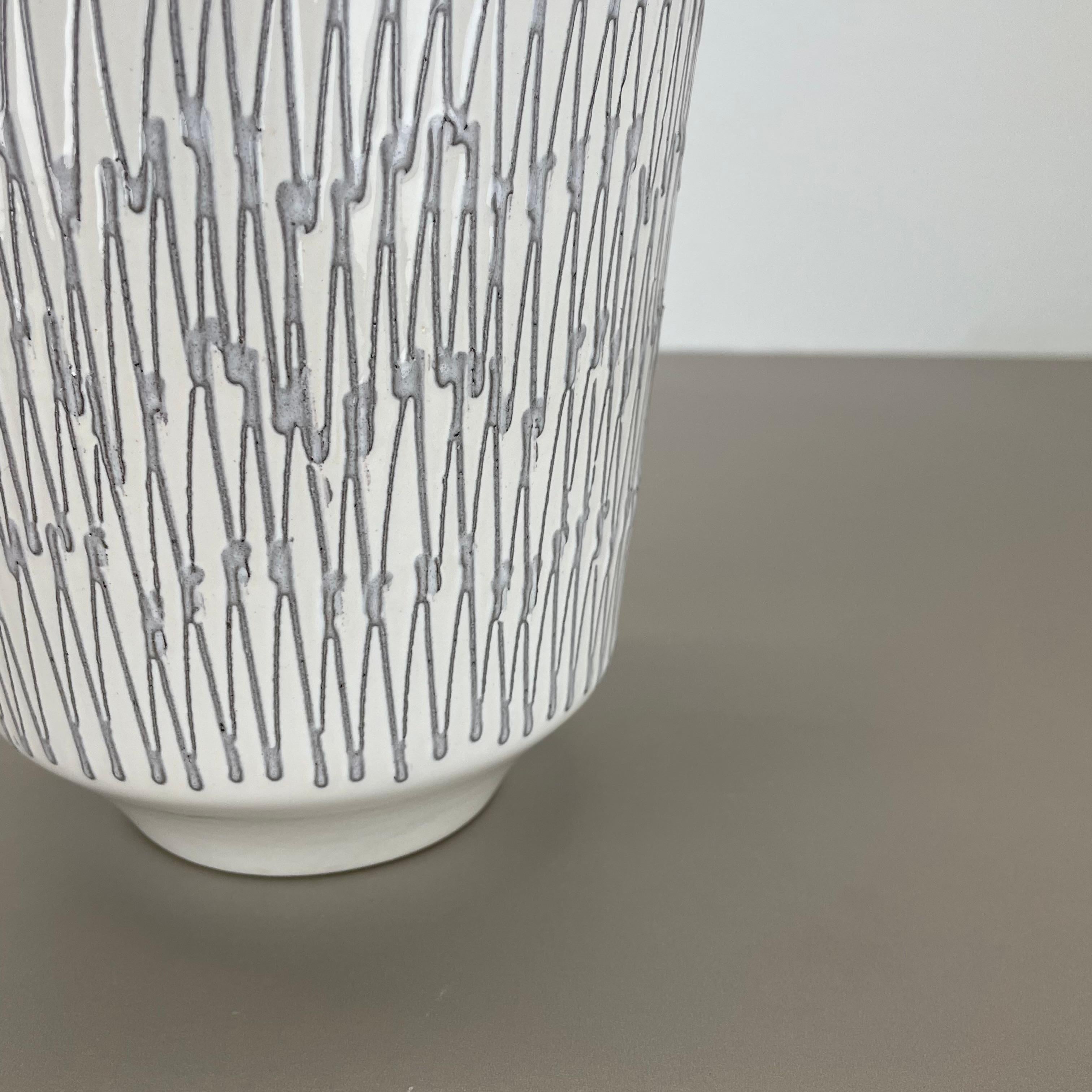 Rare vase en céramique blanc zig zag Fat Lava d'ILKRA Ceramics, Allemagne, années 1970 Bon état - En vente à Kirchlengern, DE