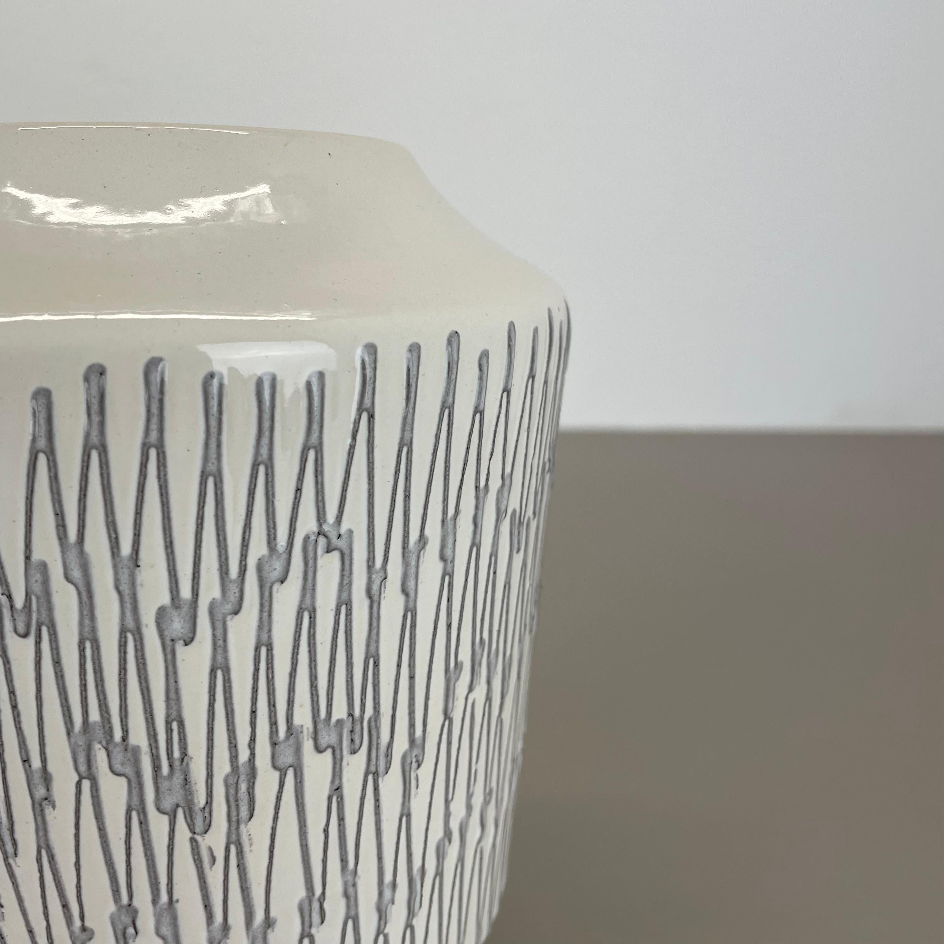 20ième siècle Rare vase en céramique blanc zig zag Fat Lava d'ILKRA Ceramics, Allemagne, années 1970 en vente