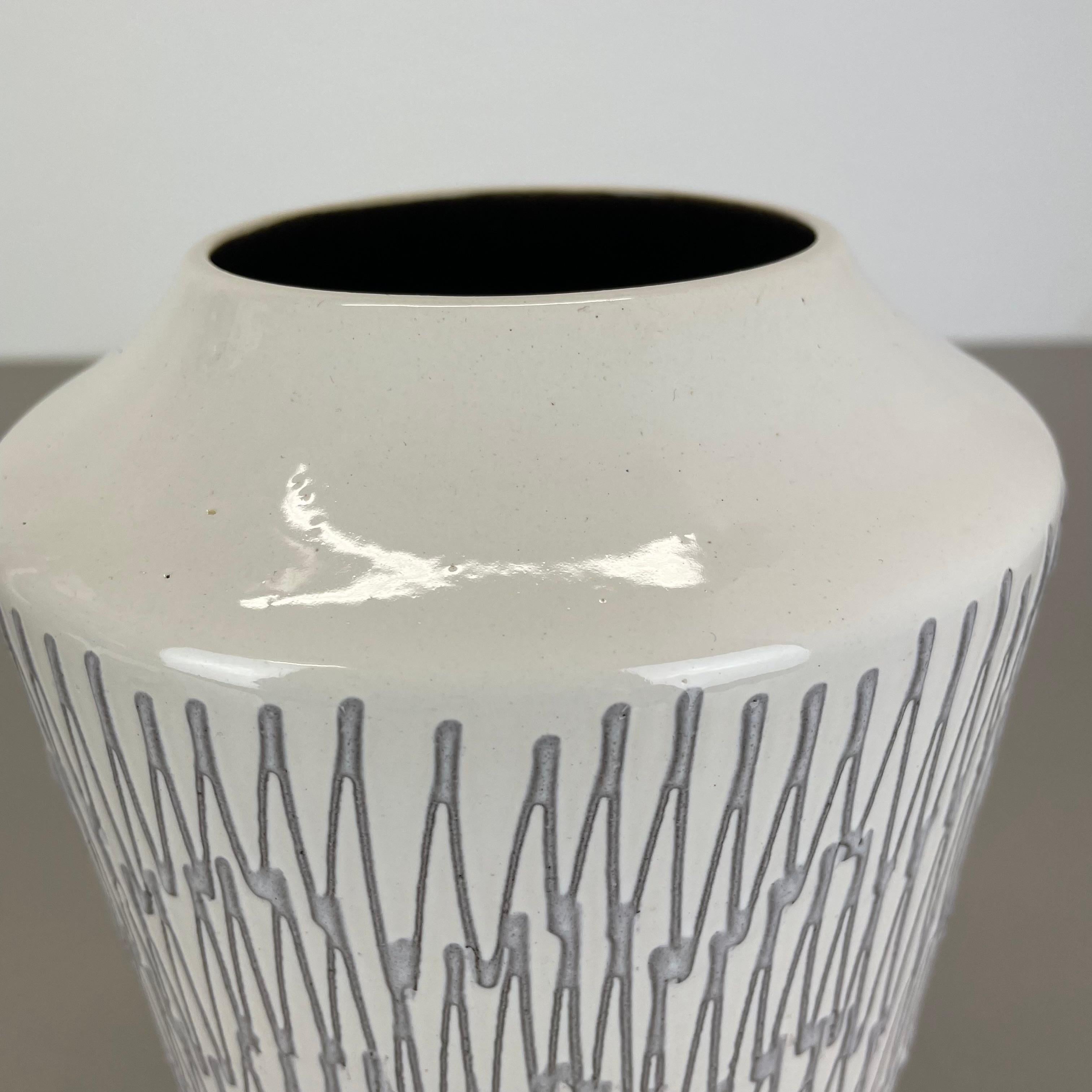 Rare vase en céramique blanc zig zag Fat Lava d'ILKRA Ceramics, Allemagne, années 1970 en vente 1