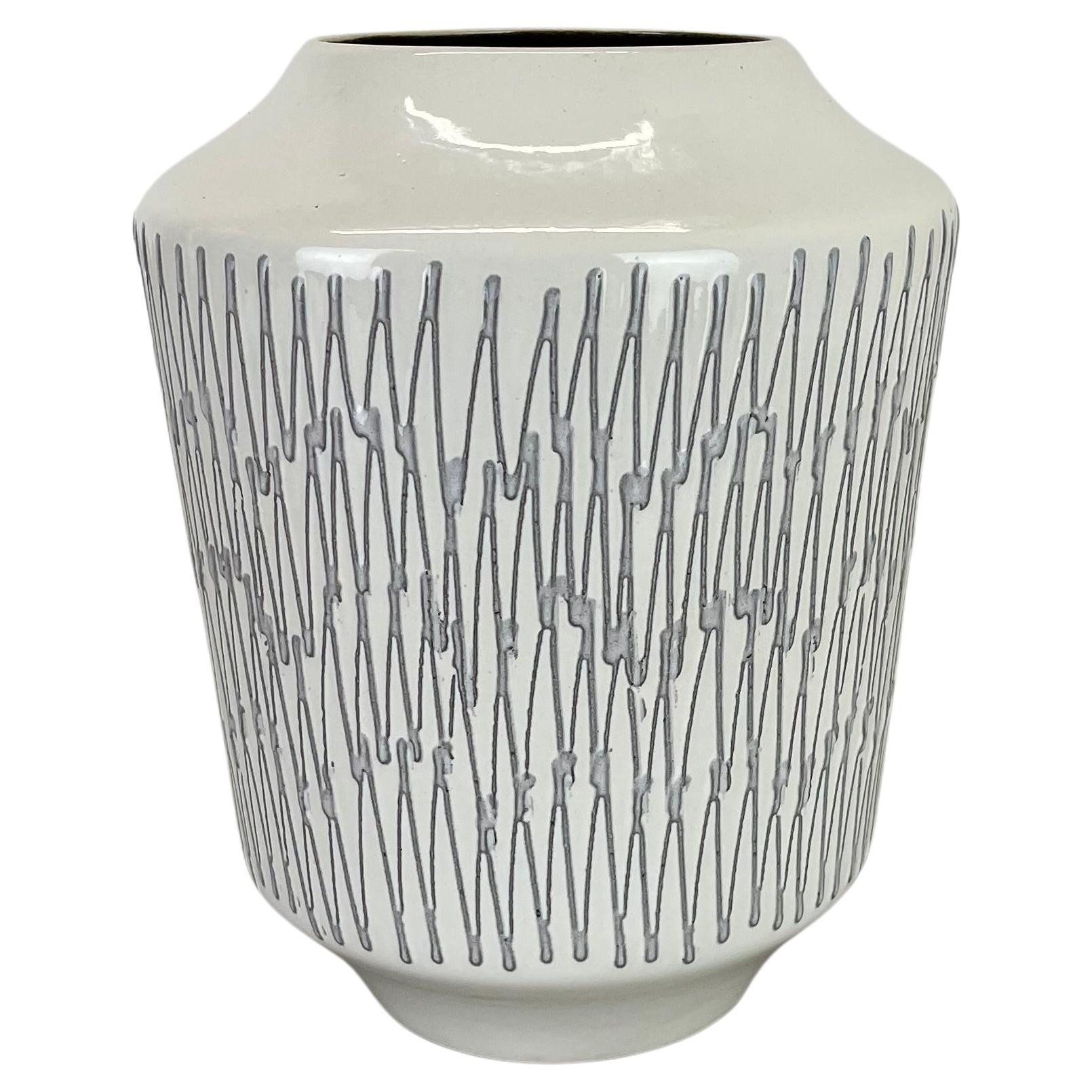 Rare vase en céramique blanc zig zag Fat Lava d'ILKRA Ceramics, Allemagne, années 1970 en vente