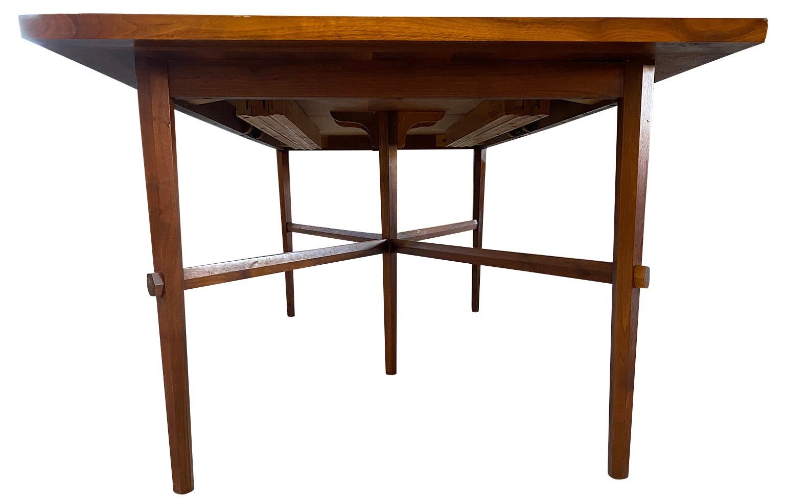 Rare table de salle à manger en noyer de Widdicomb Mueller attribuée à George Nakashima Bon état - En vente à BROOKLYN, NY