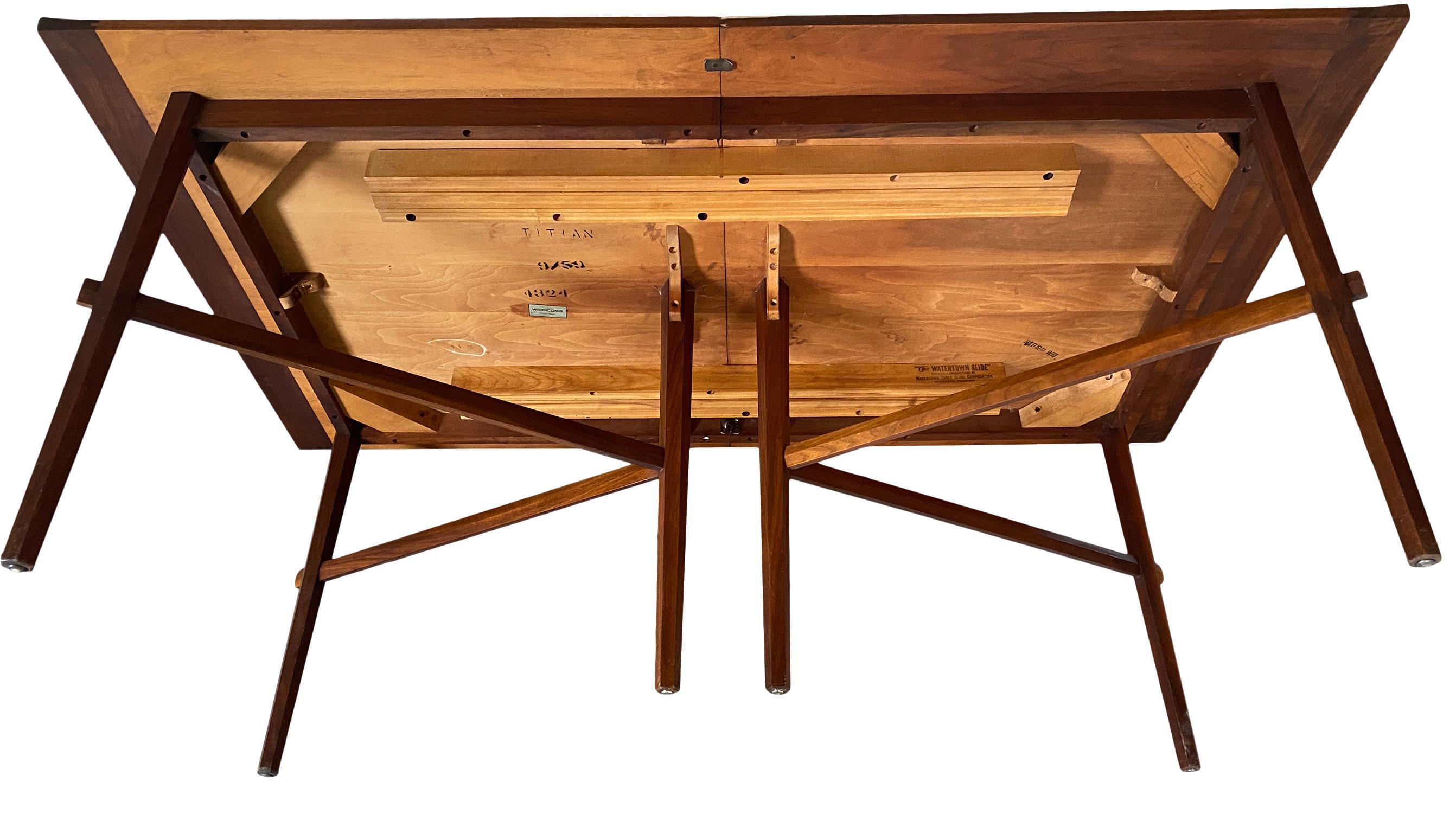 Rare Widdicomb Mueller Walnut Dining Table Attributed to George Nakashima In Good Condition For Sale In Brooklyn, NY