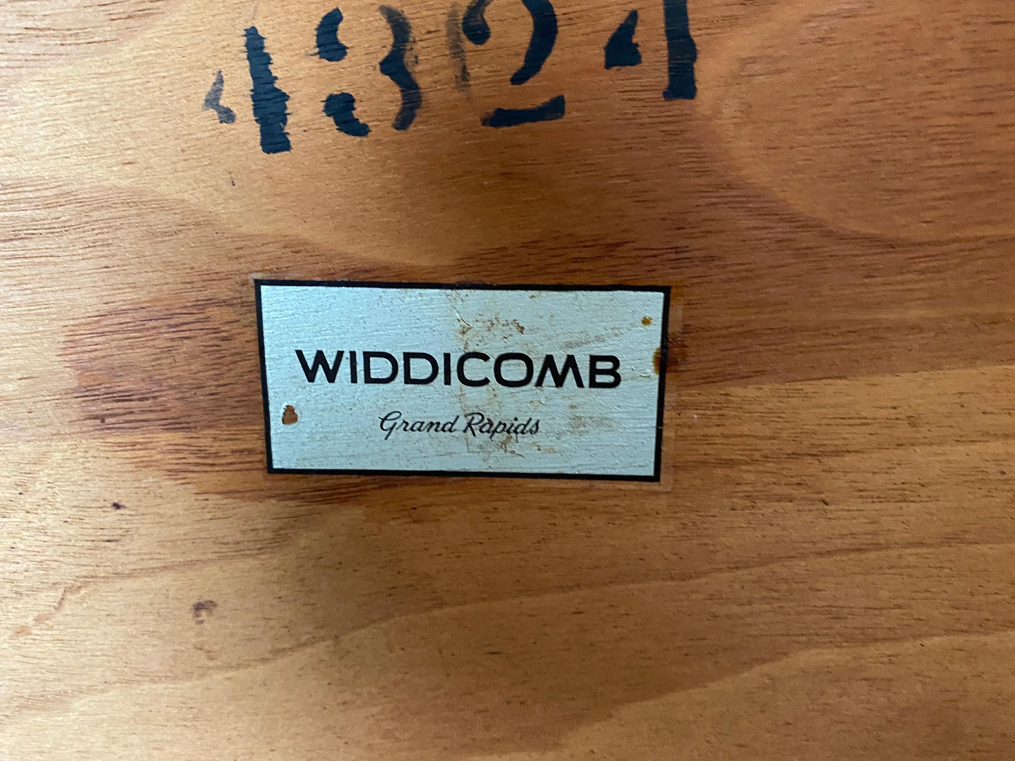 Rare Widdicomb Mueller Walnut Dining Table Attributed to George Nakashima In Good Condition For Sale In BROOKLYN, NY