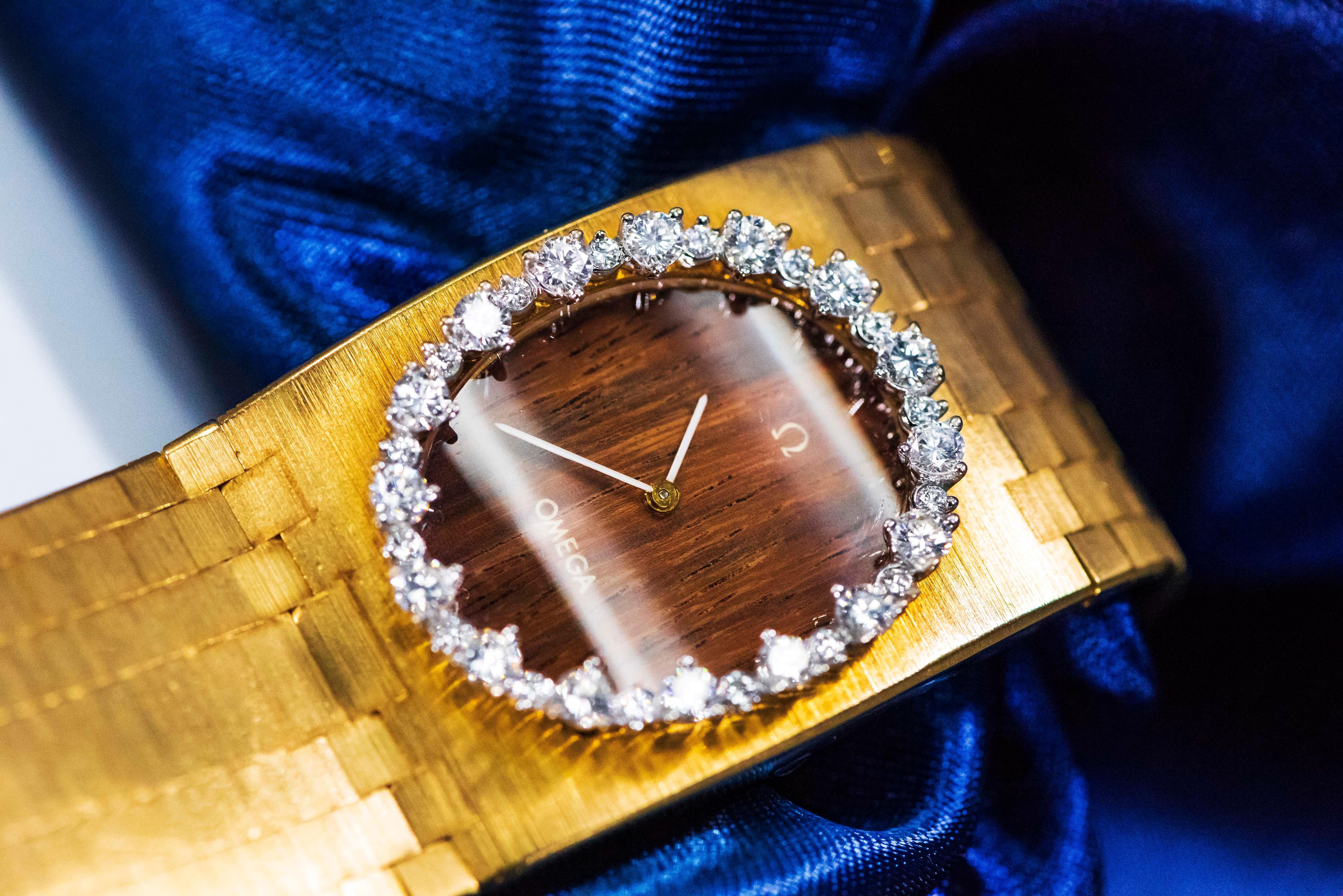 Round Cut 1970s Wide Omega Diamond Teak Wood Dial 18 Karat Yellow Gold Bangle Cuff Watch For Sale