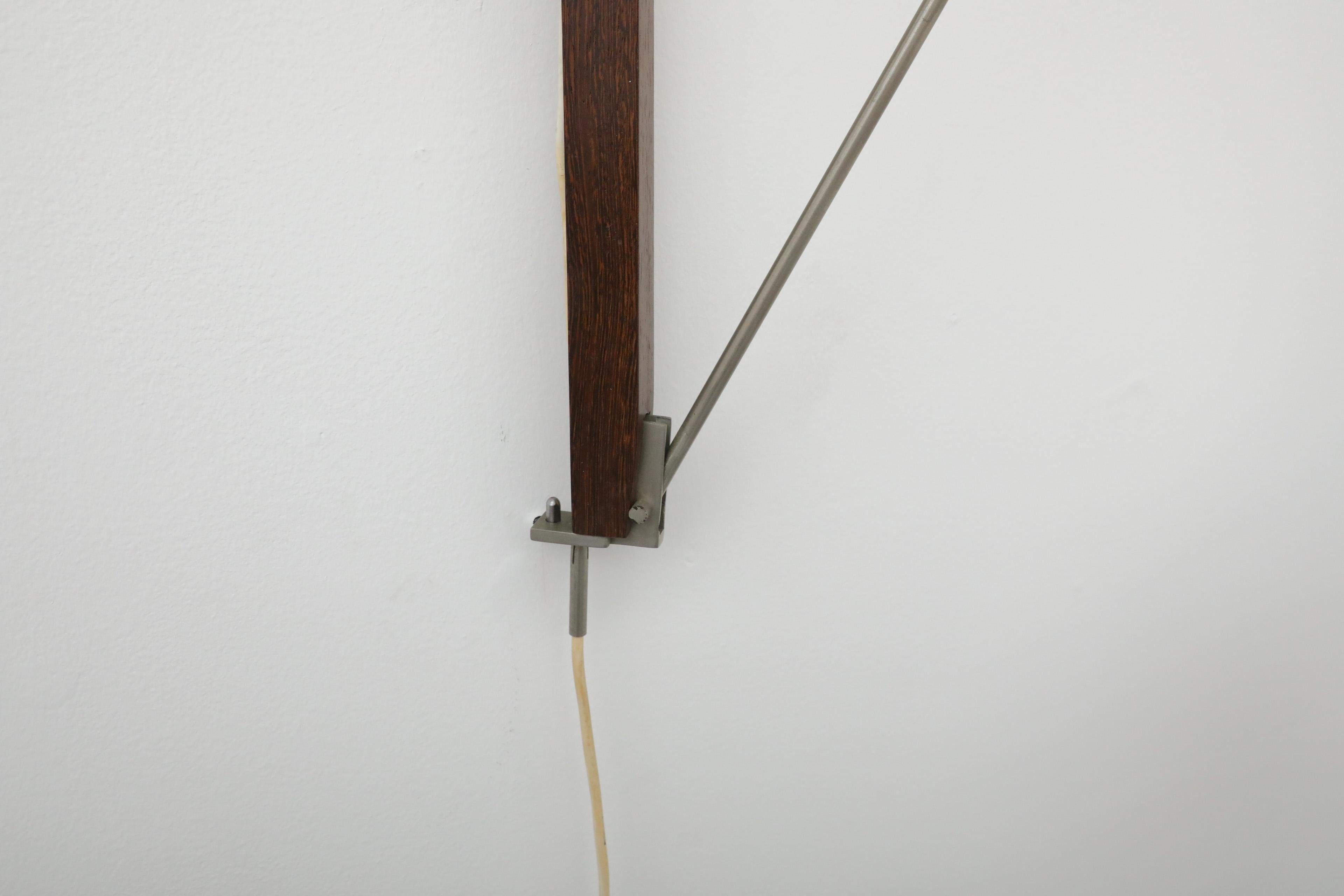 Rara applique Willem Hagoort con paralume a cono in metallo smaltato bianco e supporto in teak in vendita 3