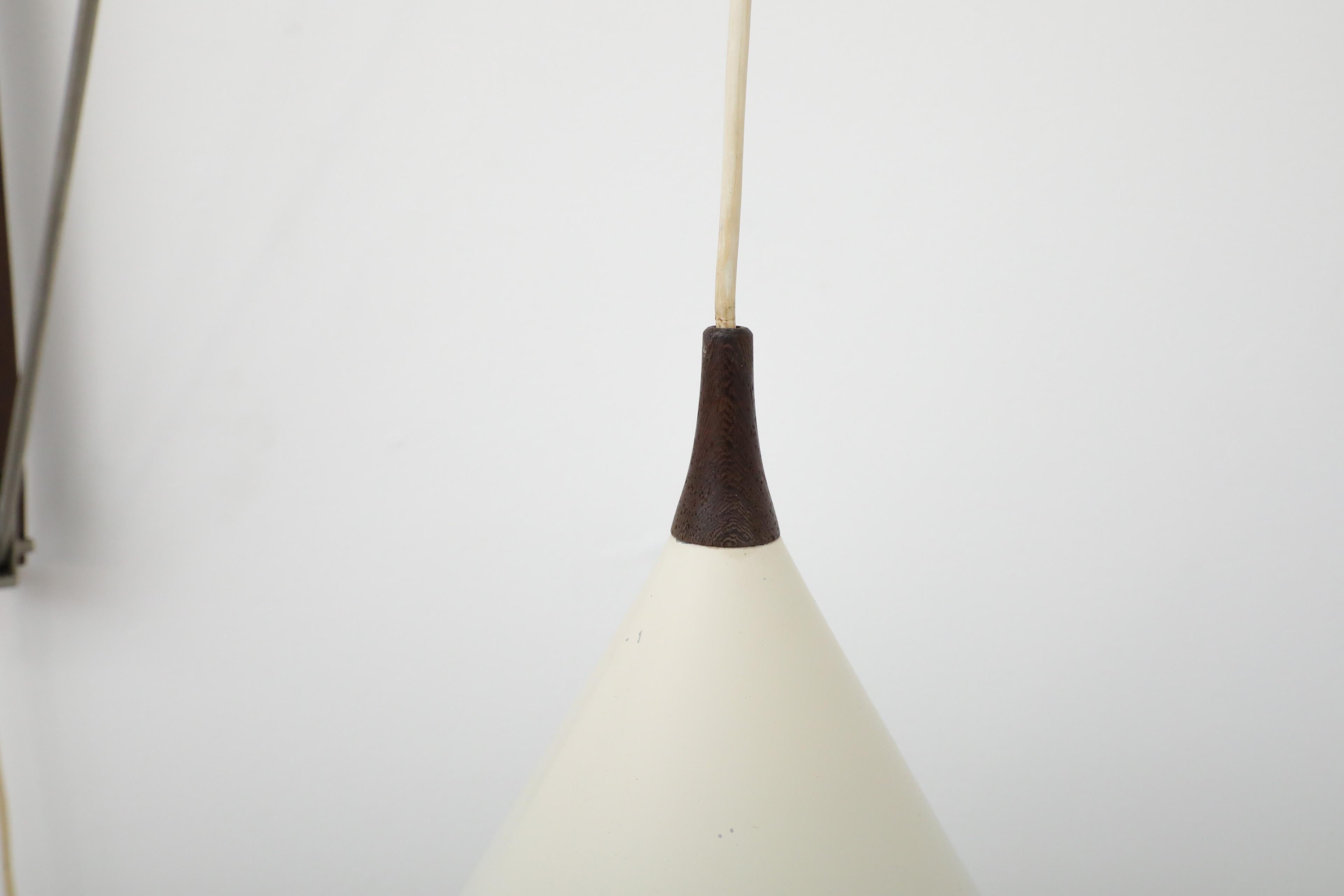 Rara applique Willem Hagoort con paralume a cono in metallo smaltato bianco e supporto in teak in vendita 5