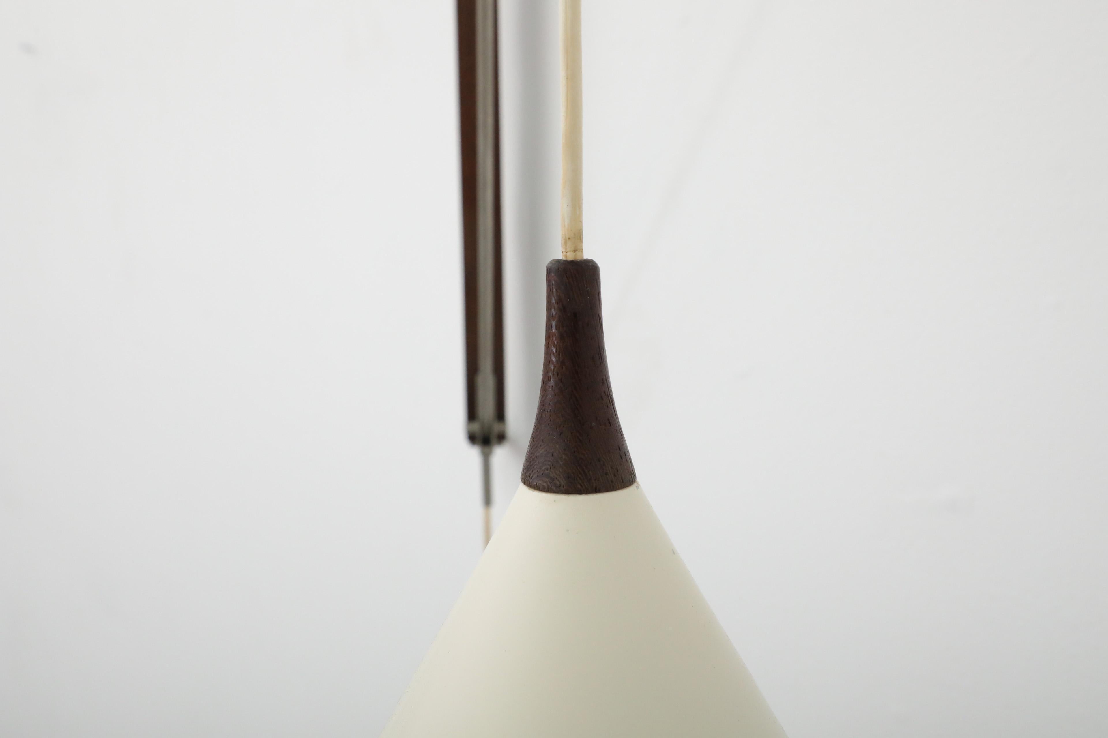 Rara applique Willem Hagoort con paralume a cono in metallo smaltato bianco e supporto in teak in vendita 6