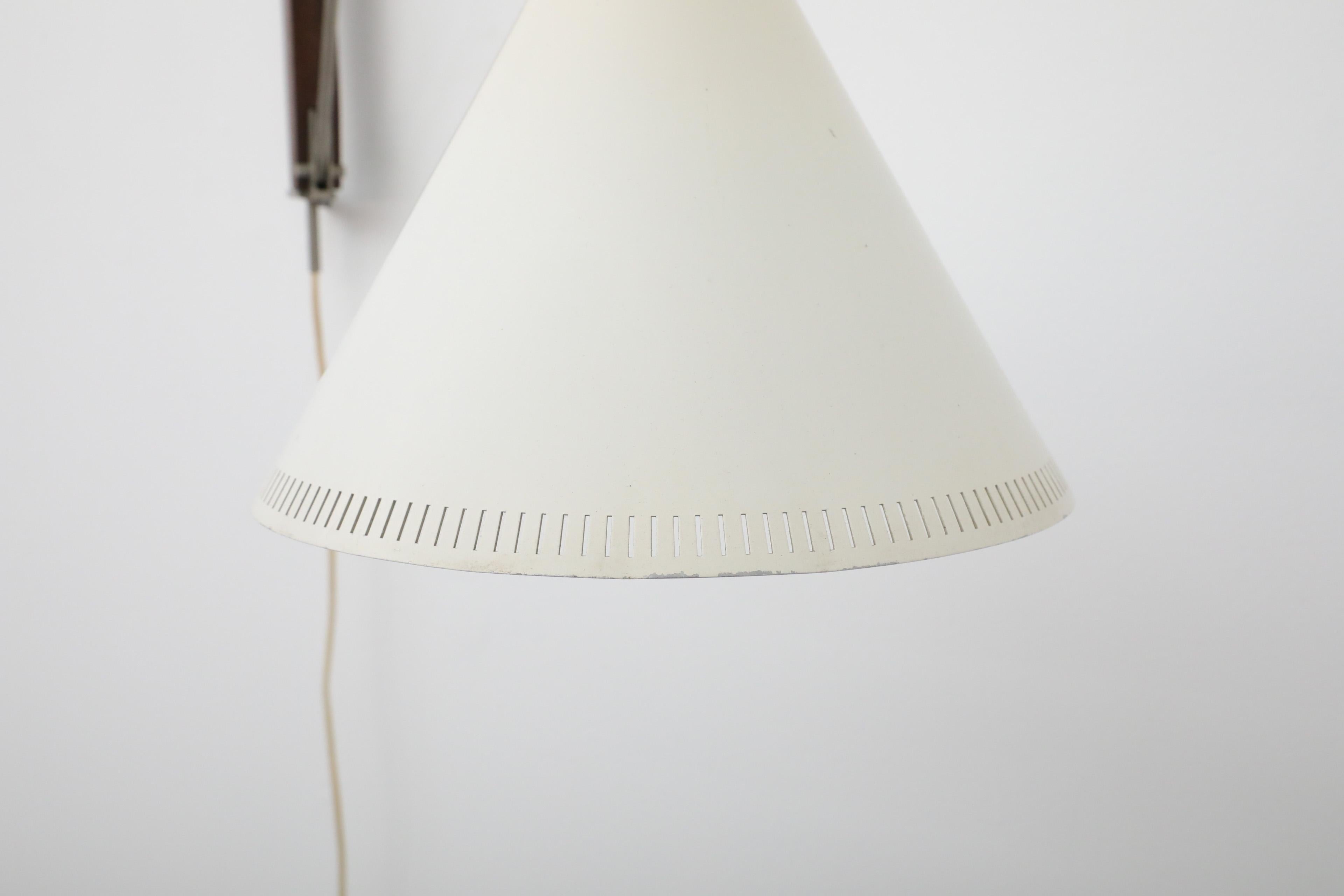 Rara applique Willem Hagoort con paralume a cono in metallo smaltato bianco e supporto in teak in vendita 7
