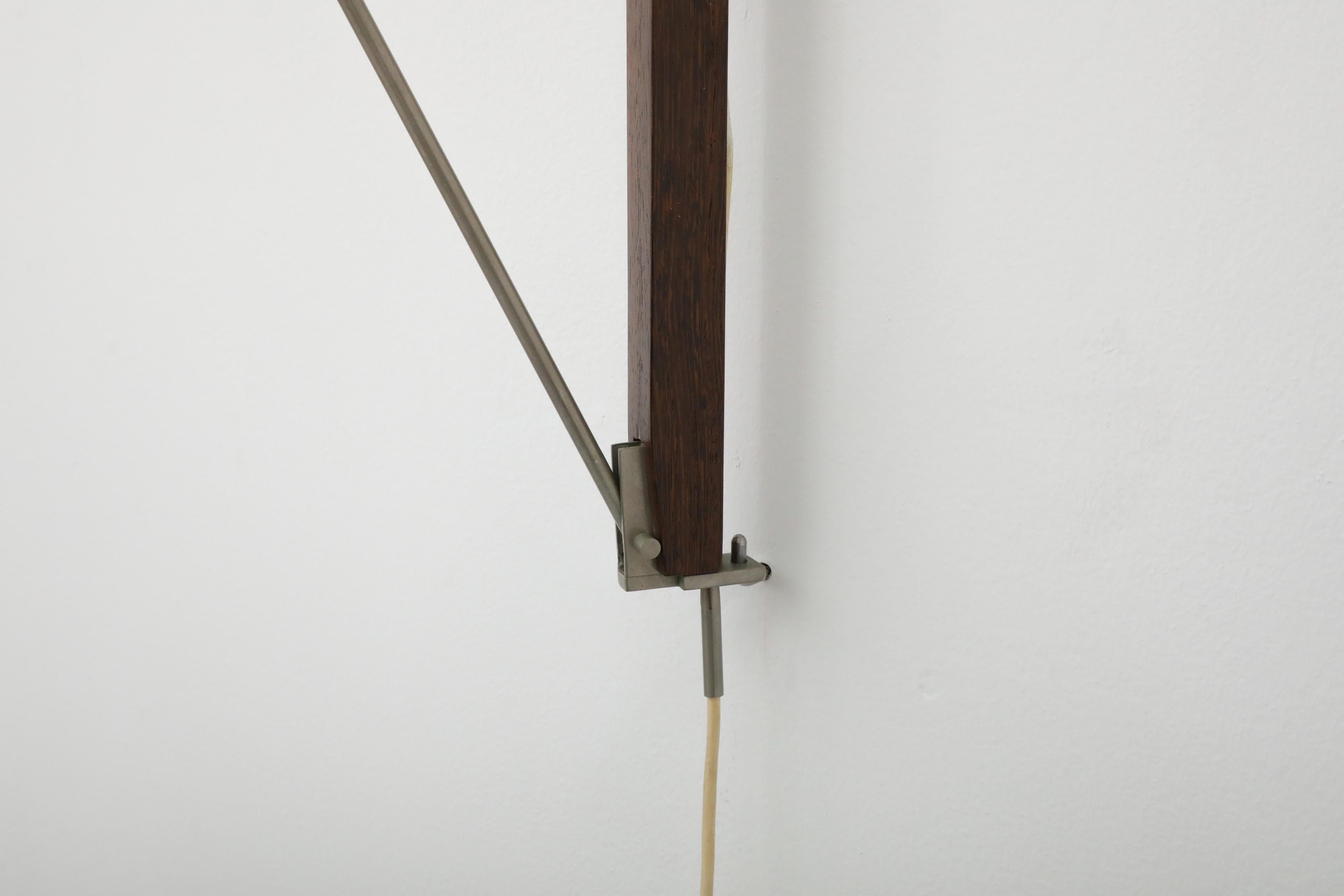 Rara applique Willem Hagoort con paralume a cono in metallo smaltato bianco e supporto in teak in vendita 9