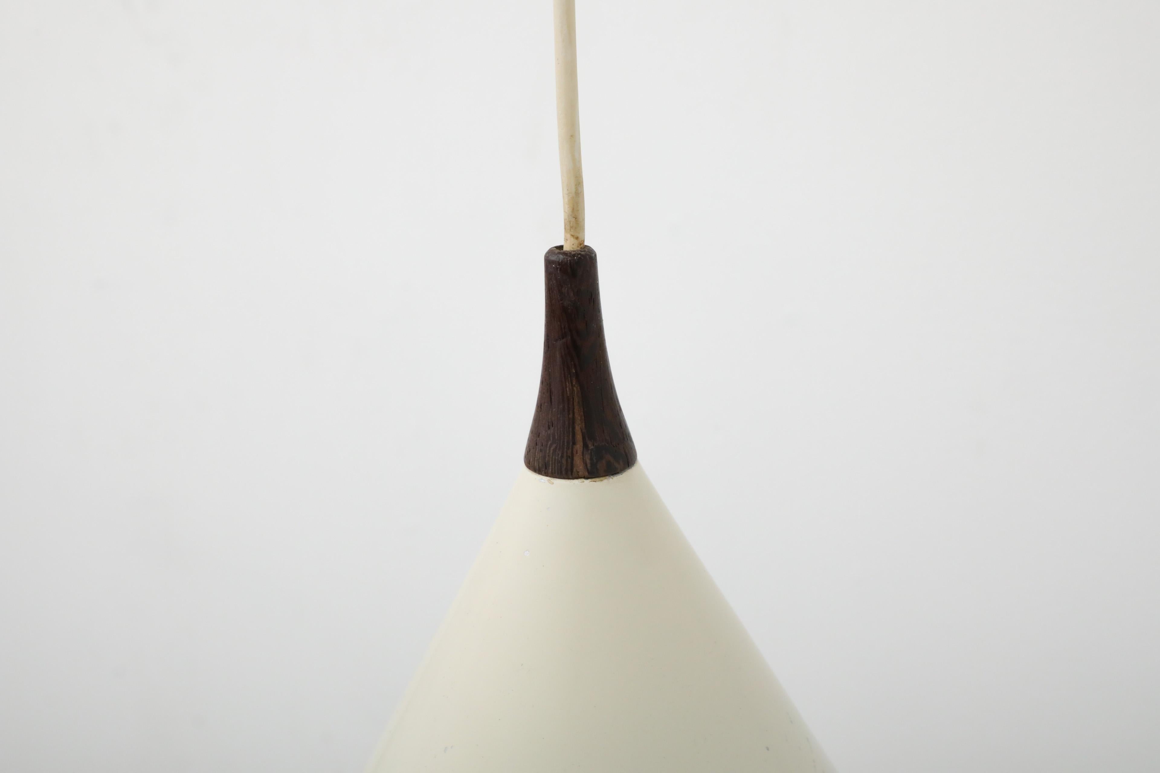 Rara applique Willem Hagoort con paralume a cono in metallo smaltato bianco e supporto in teak in vendita 11