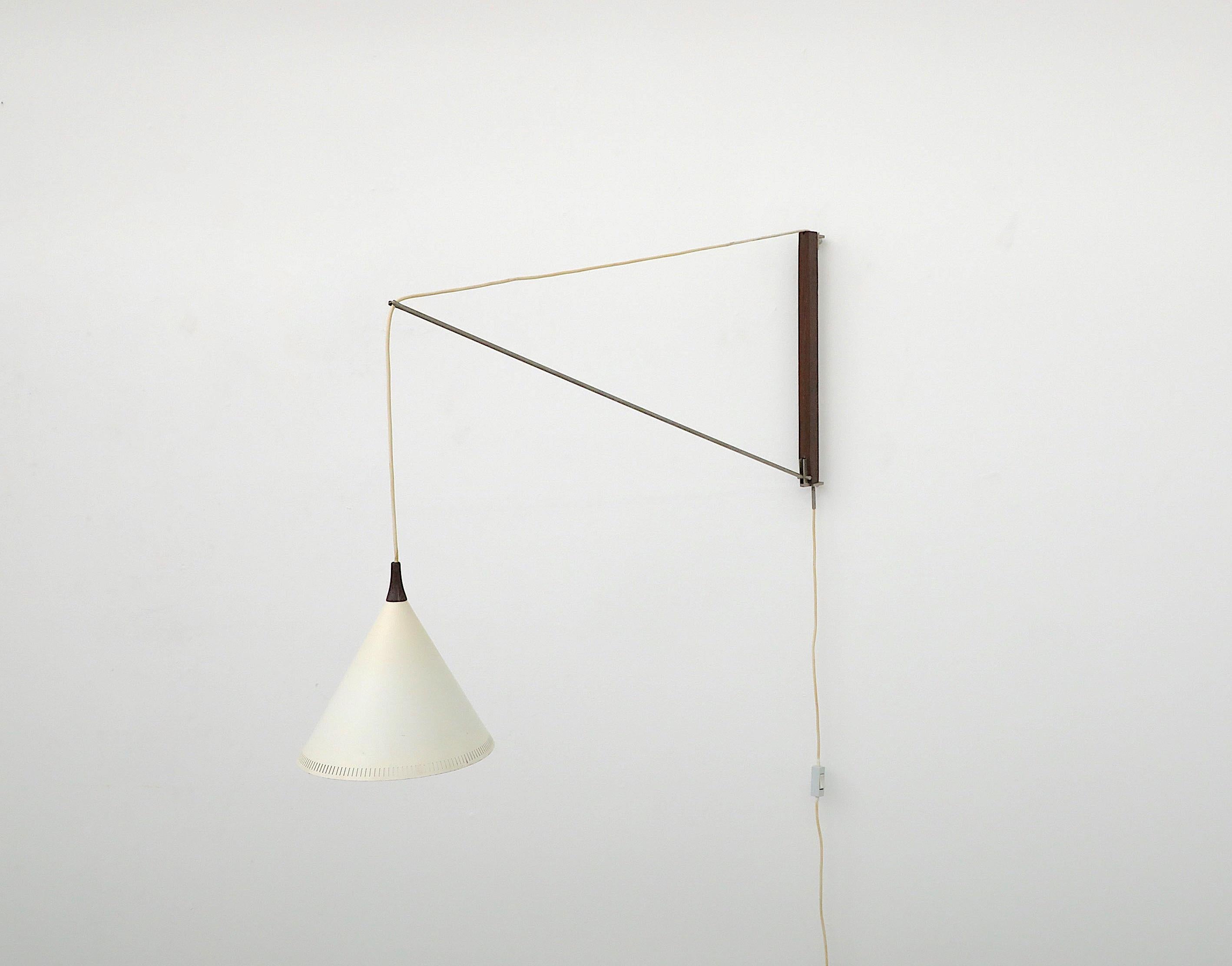 Rara applique Willem Hagoort con paralume a cono in metallo smaltato bianco e supporto in teak in vendita 12