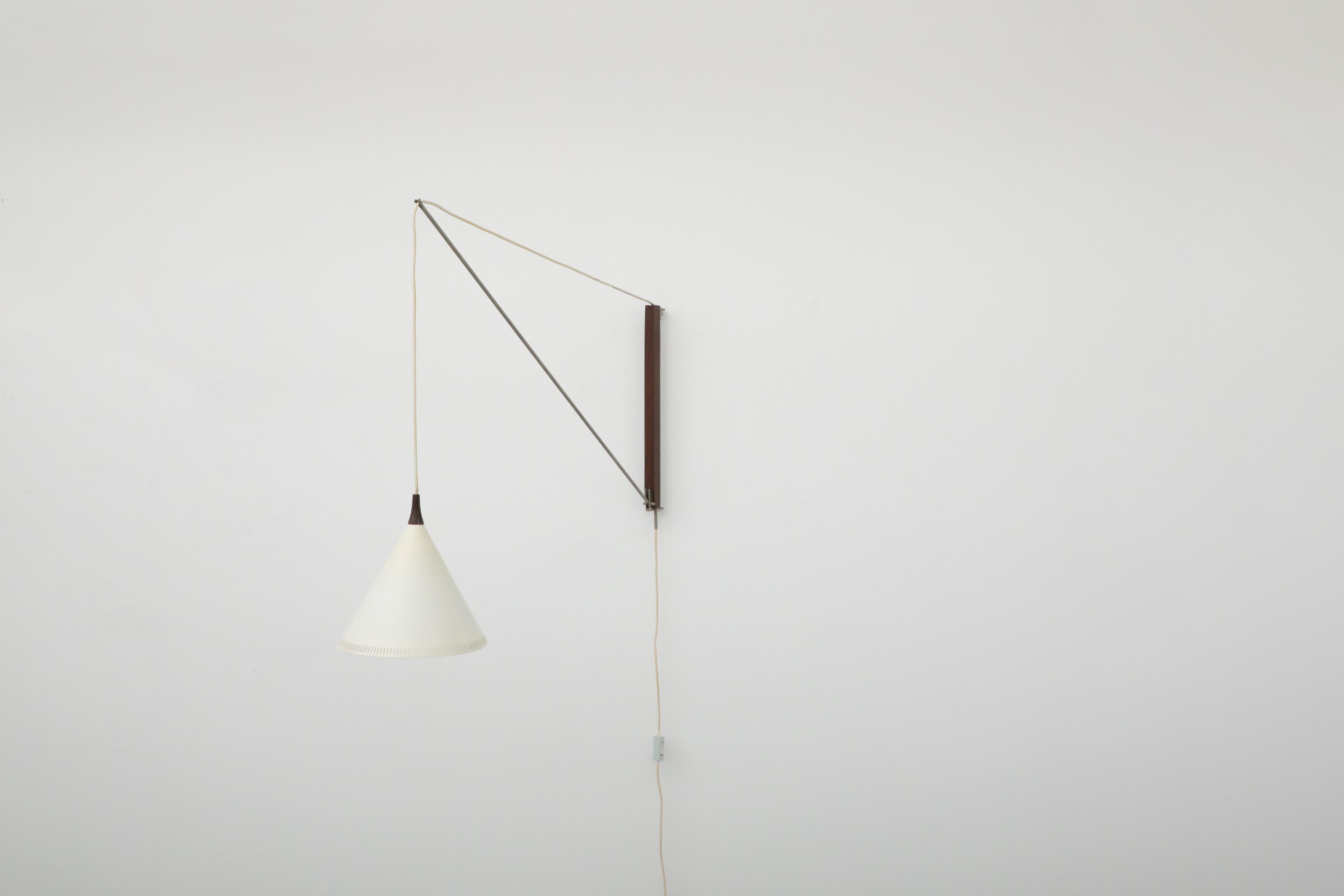 Olandese Rara applique Willem Hagoort con paralume a cono in metallo smaltato bianco e supporto in teak in vendita
