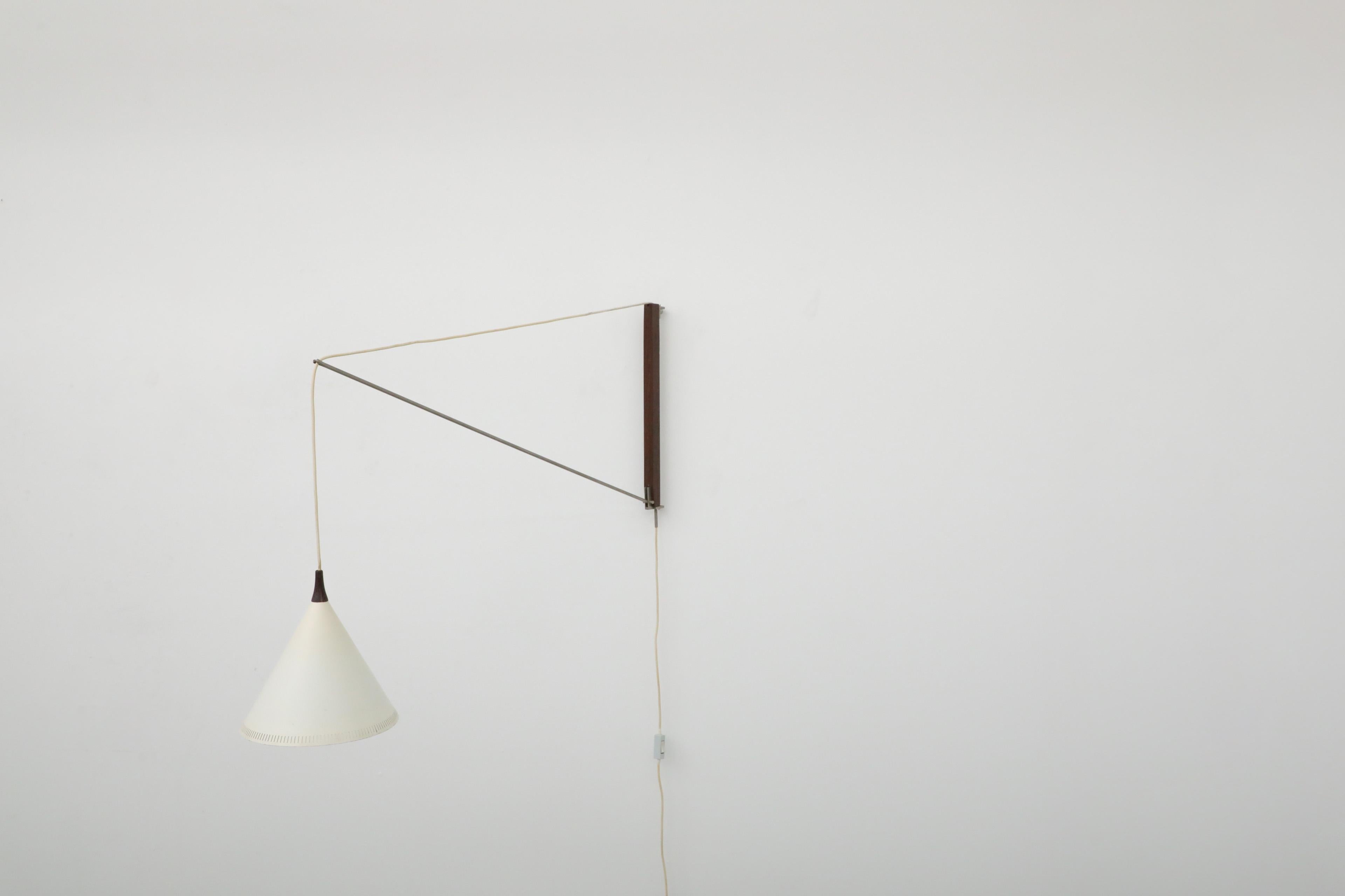 Smaltato Rara applique Willem Hagoort con paralume a cono in metallo smaltato bianco e supporto in teak in vendita