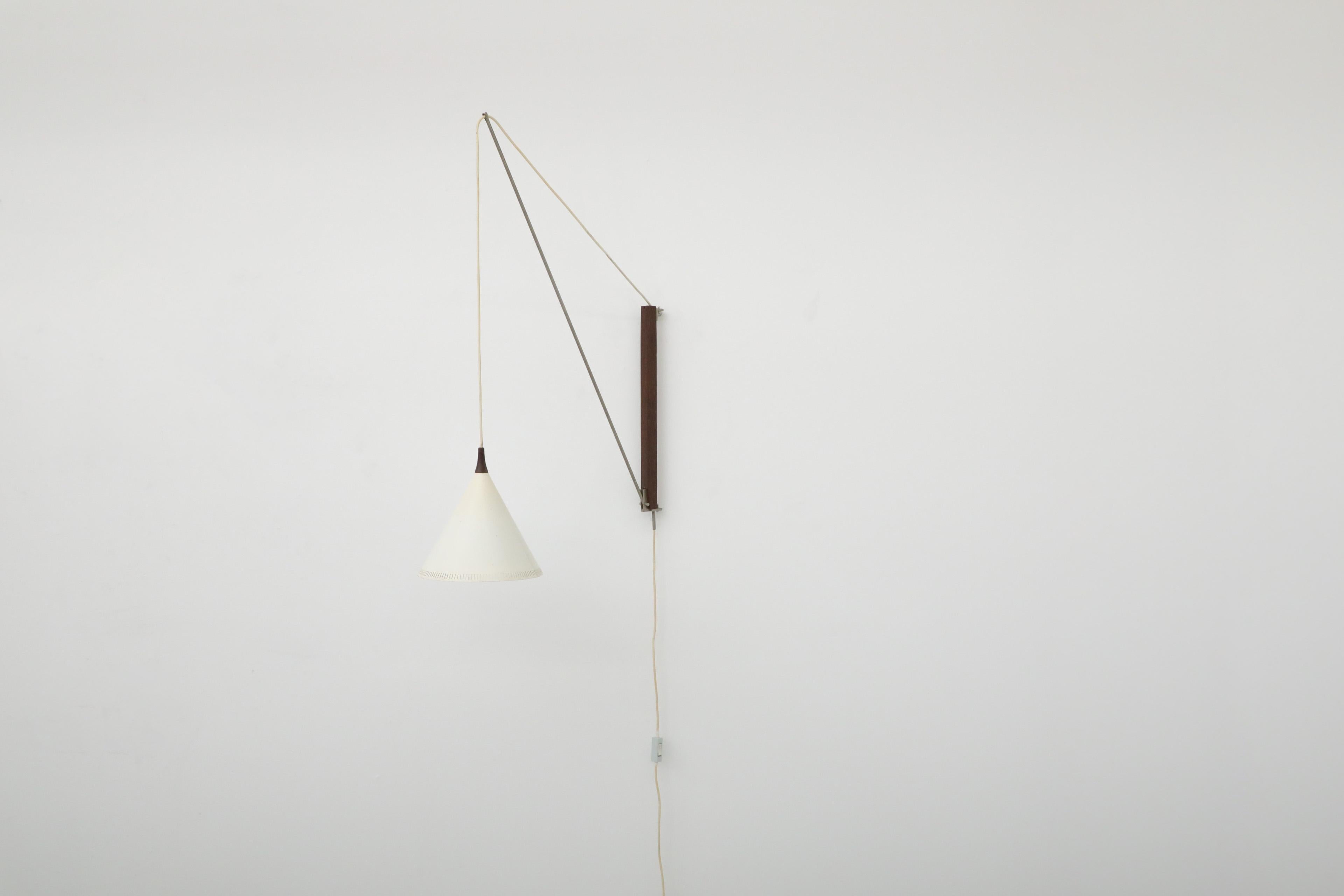 Rara applique Willem Hagoort con paralume a cono in metallo smaltato bianco e supporto in teak In condizioni buone in vendita a Los Angeles, CA