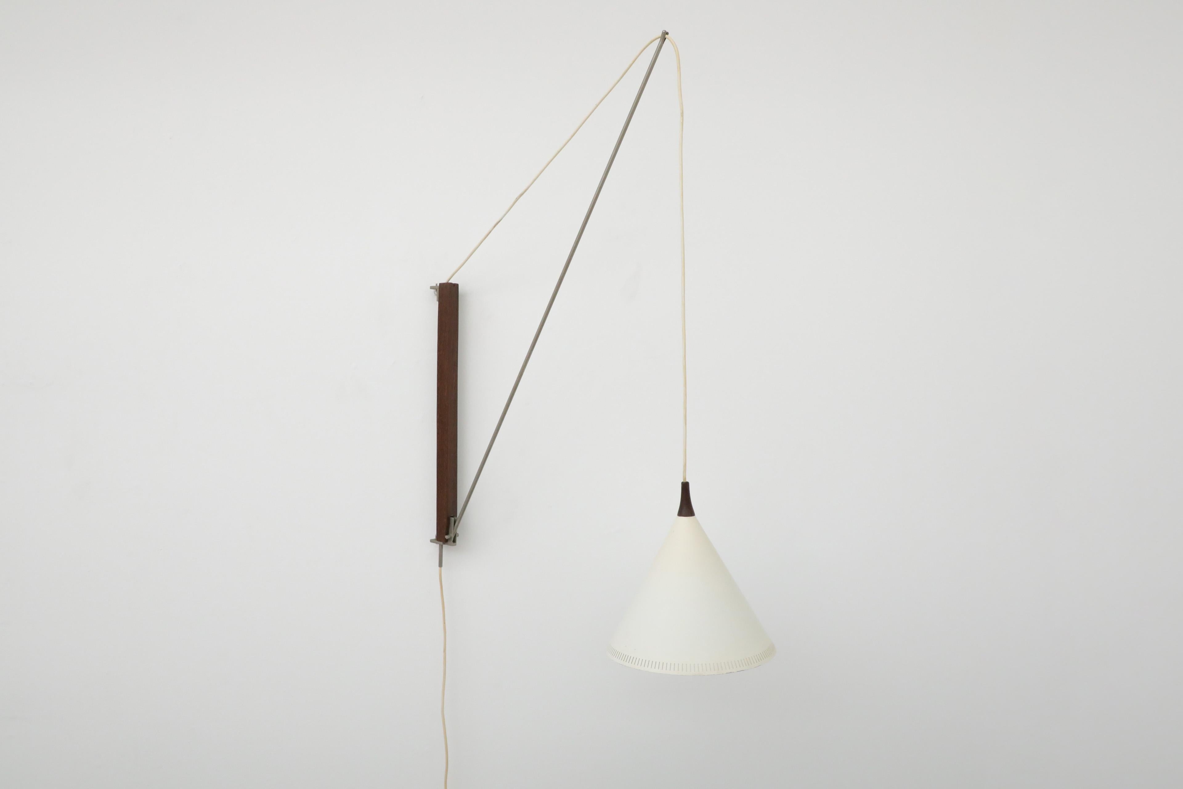 Metallo Rara applique Willem Hagoort con paralume a cono in metallo smaltato bianco e supporto in teak in vendita