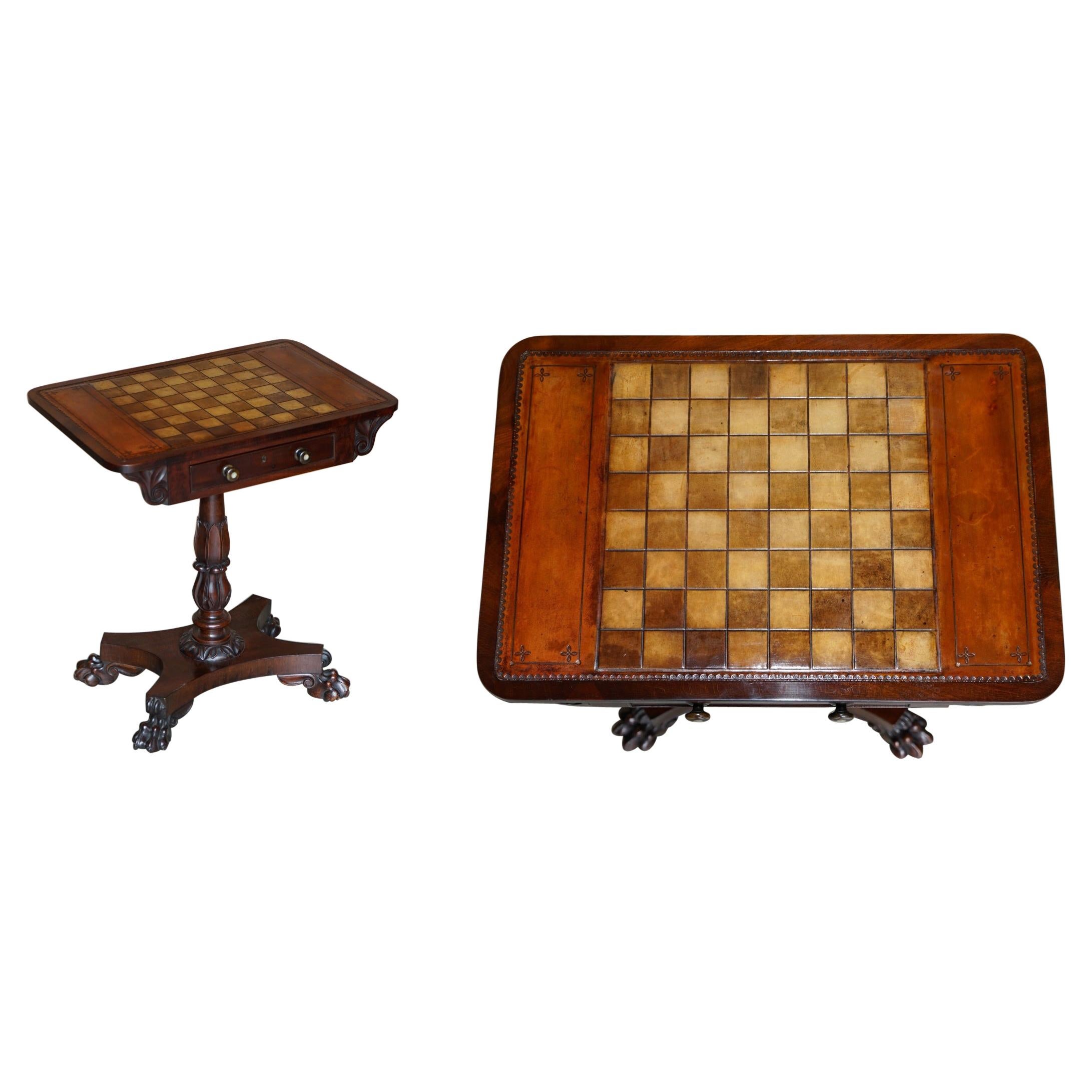 Rare table d'appoint William IV en bois de feuillus avec plateau de jeu d'échecs en cuir brun