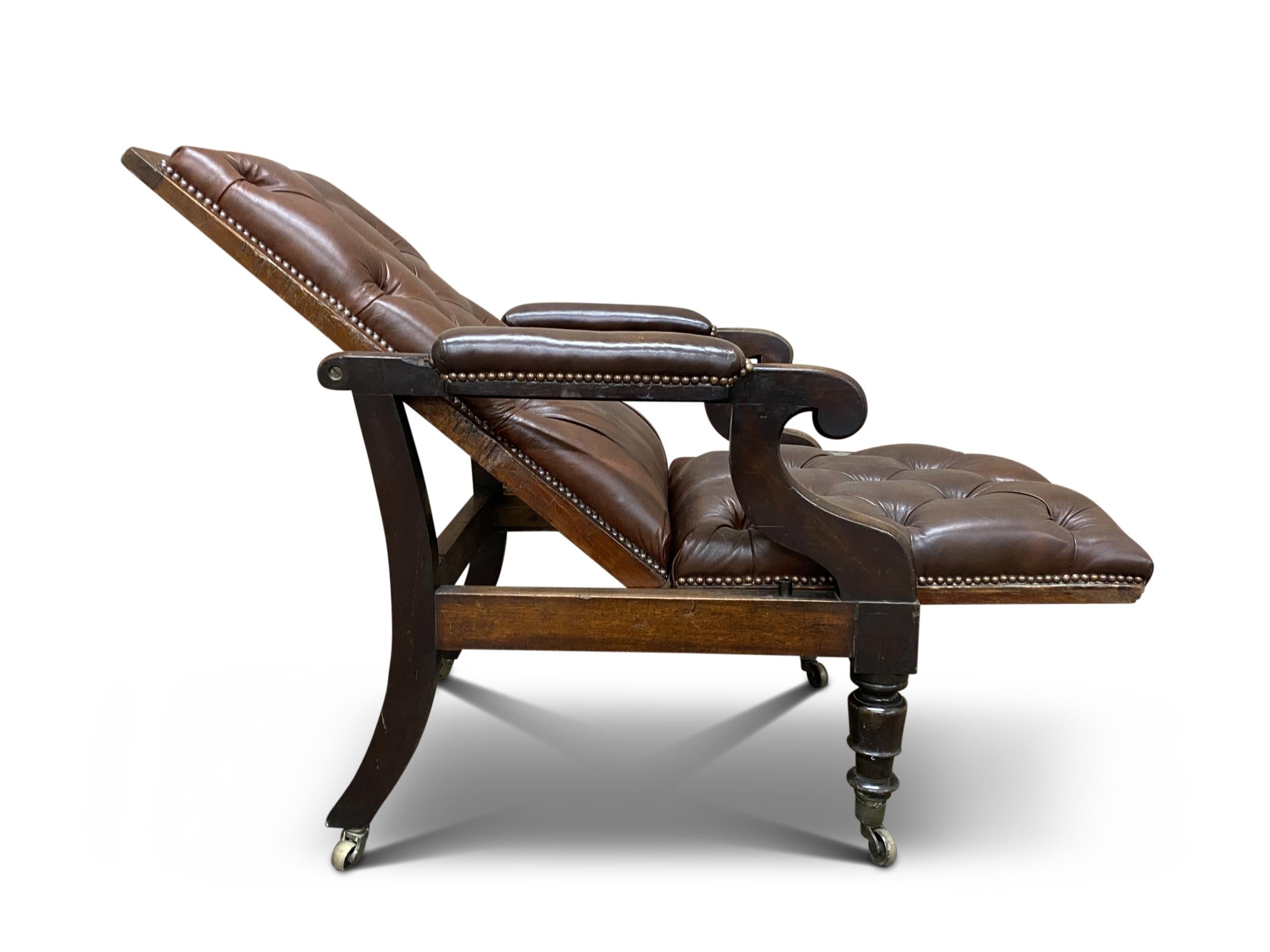 Ein eleganter William IV Brown Leather Button Back Mahagoni Reclining Adjustable Library Chair, auf Original-Messing-Rollen, mit einem Nieten Messing Grenze. 

Im Stil von Gillows. 

Höhe bis Arme 64cm

