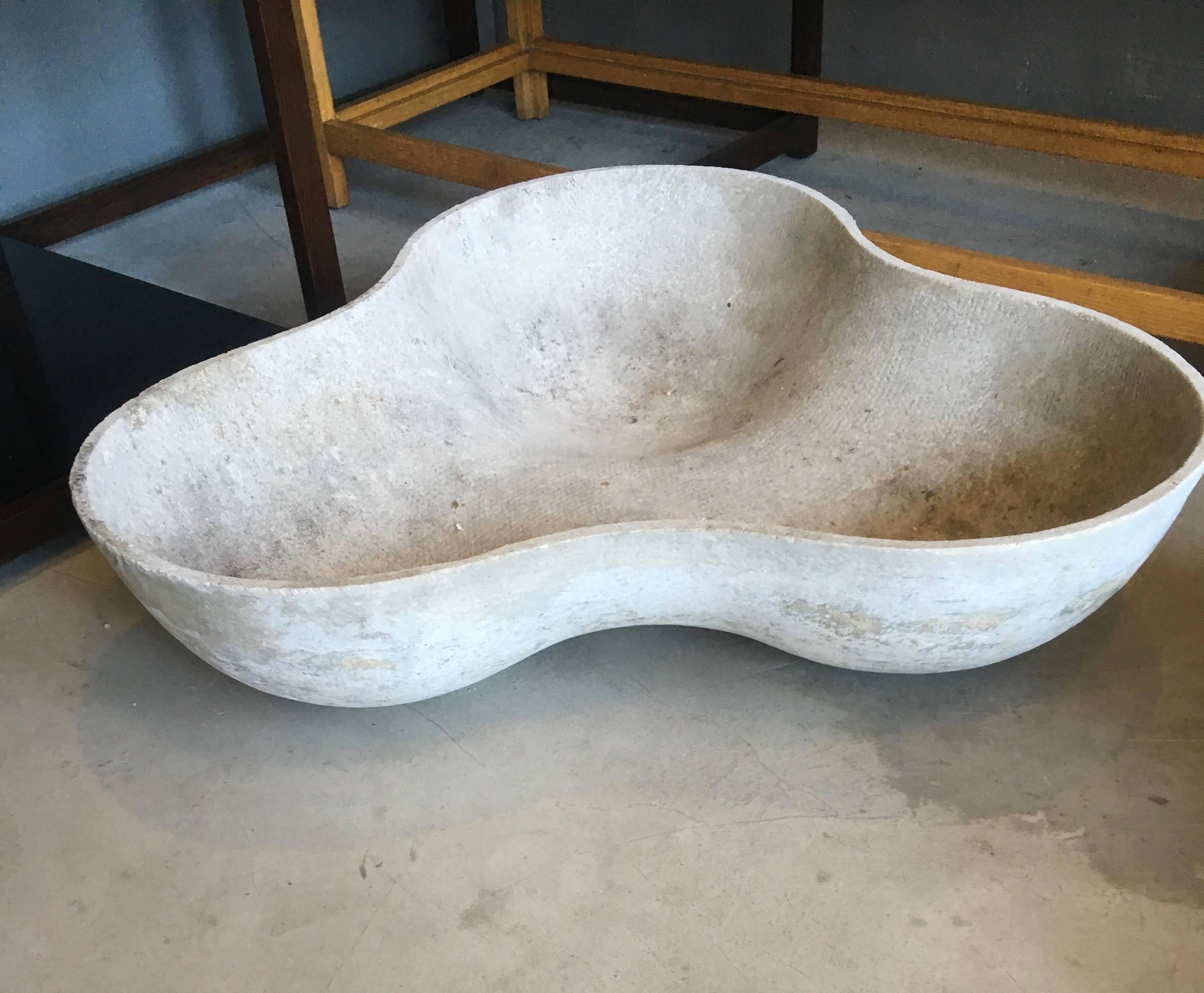 Very rare Willy Guhl amoeba shaped planter made of cement. Great sculptural object. Excellent vintage condition. Only one still available.

 