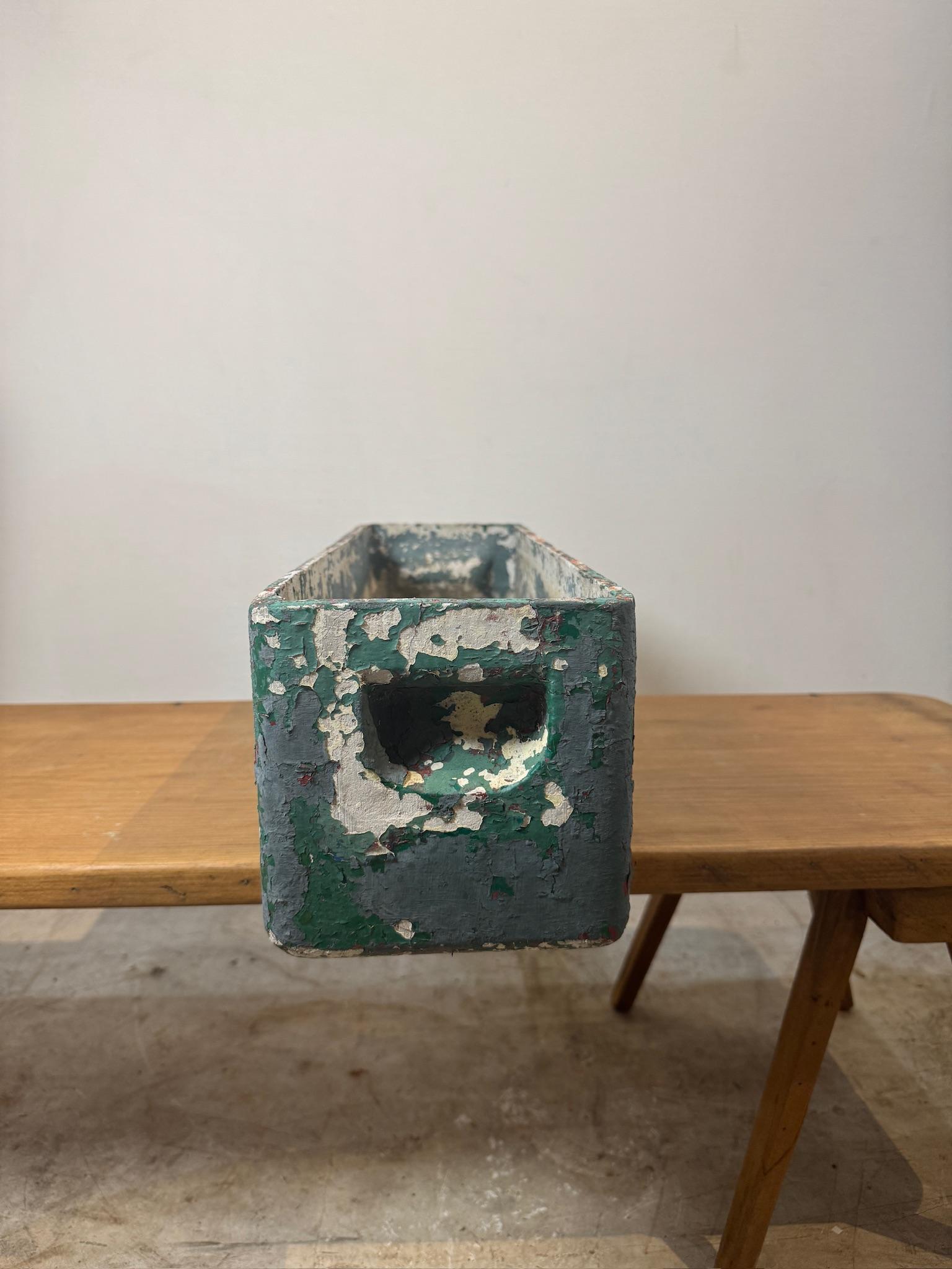 Una rara e autentica fioriera rettangolare di Willy Guhl, realizzata in resistente fibrocemento Eternit, che presenta una patina splendidamente invecchiata con strati di vernice verde, bianca e grigia. Progettata in Svizzera a metà del XX secolo,