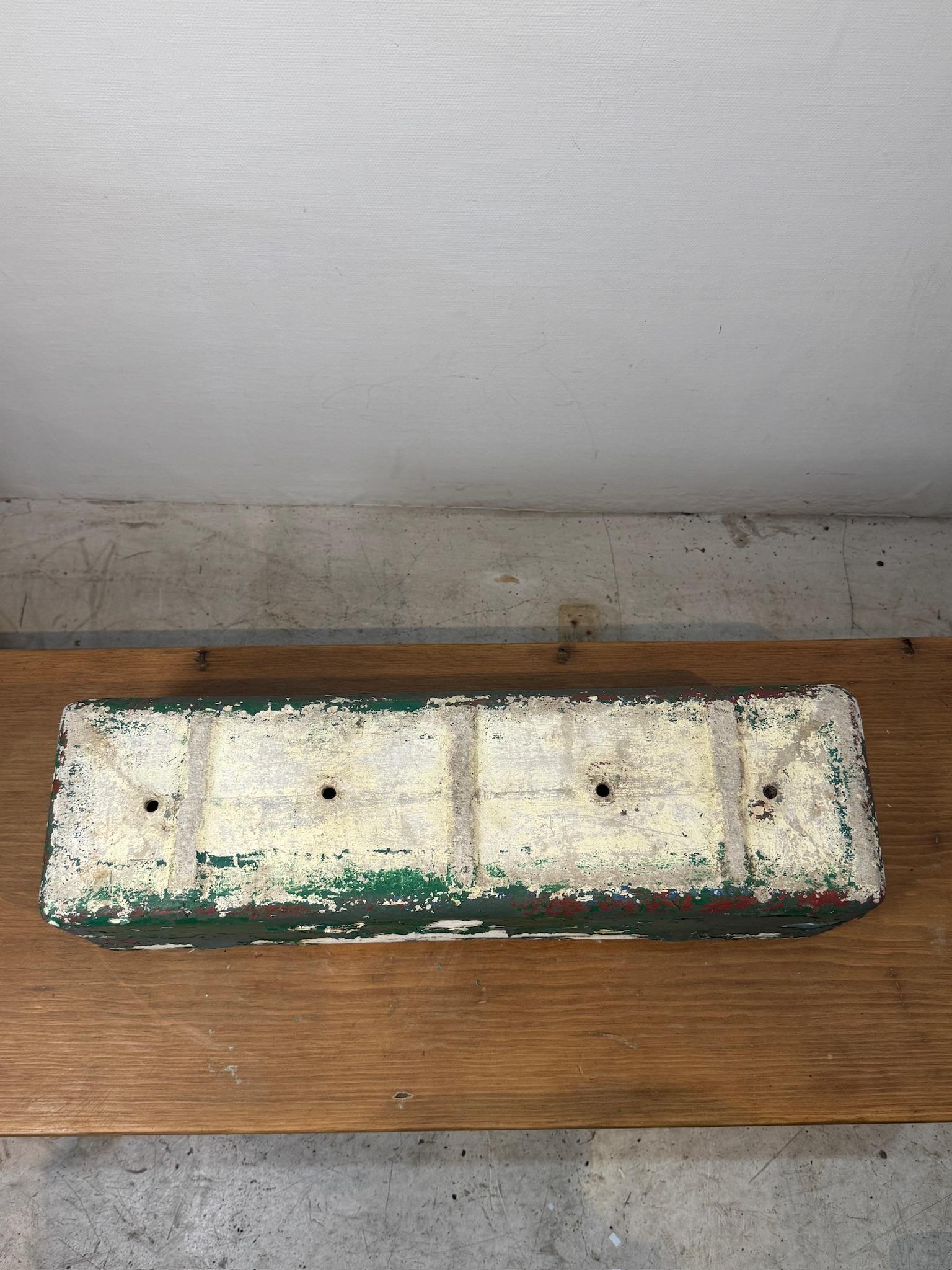 Rara fioriera rettangolare in fibra di cemento di Willy Guhl con patina invecchiata In condizioni buone in vendita a West Hollywood, CA