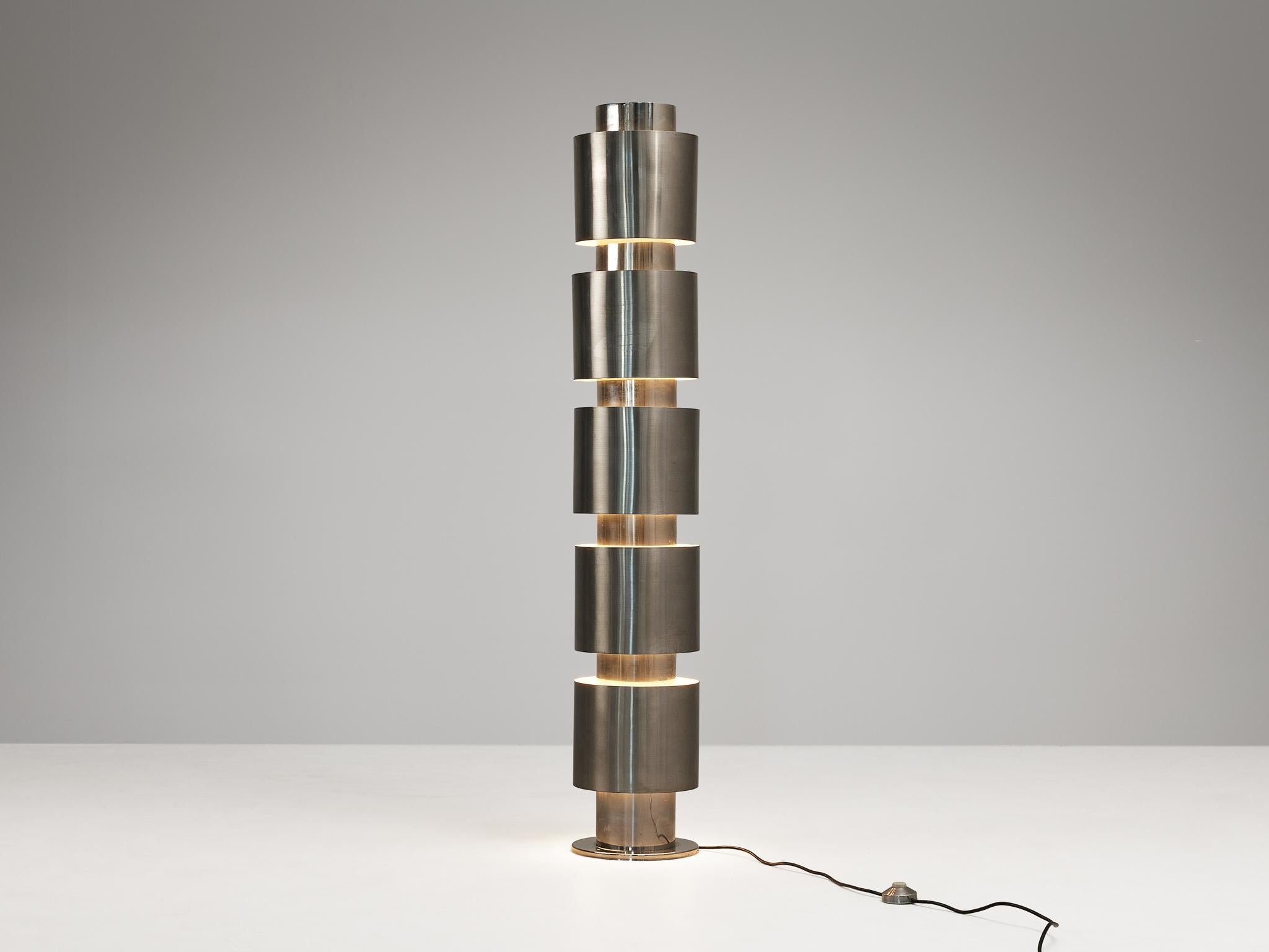 Willy Rizzo for Laboratori Ob-Or Luminating Roma, floor lamp, stainless steel, chrome-plated steel, Italy, 1970s

This unique floor lamp is designed by Italian designer Willy Rizzo in the early 1970s. The design is mainly carried out through a