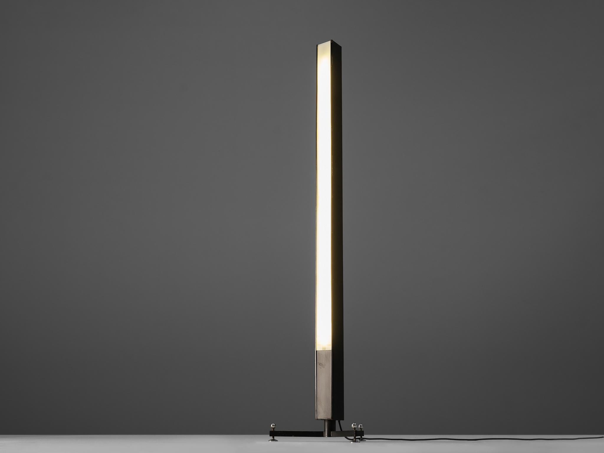 Wim Ypma/Iepma für A. Polak, Stehleuchte, Metall, Acryl, Niederlande, 1950er Jahre

Ein niederländisches Design, das seiner Zeit voraus ist. Diese Lampe wurde in den fünfziger Jahren entworfen und hat einen postmodernen Look. Die Konstruktion