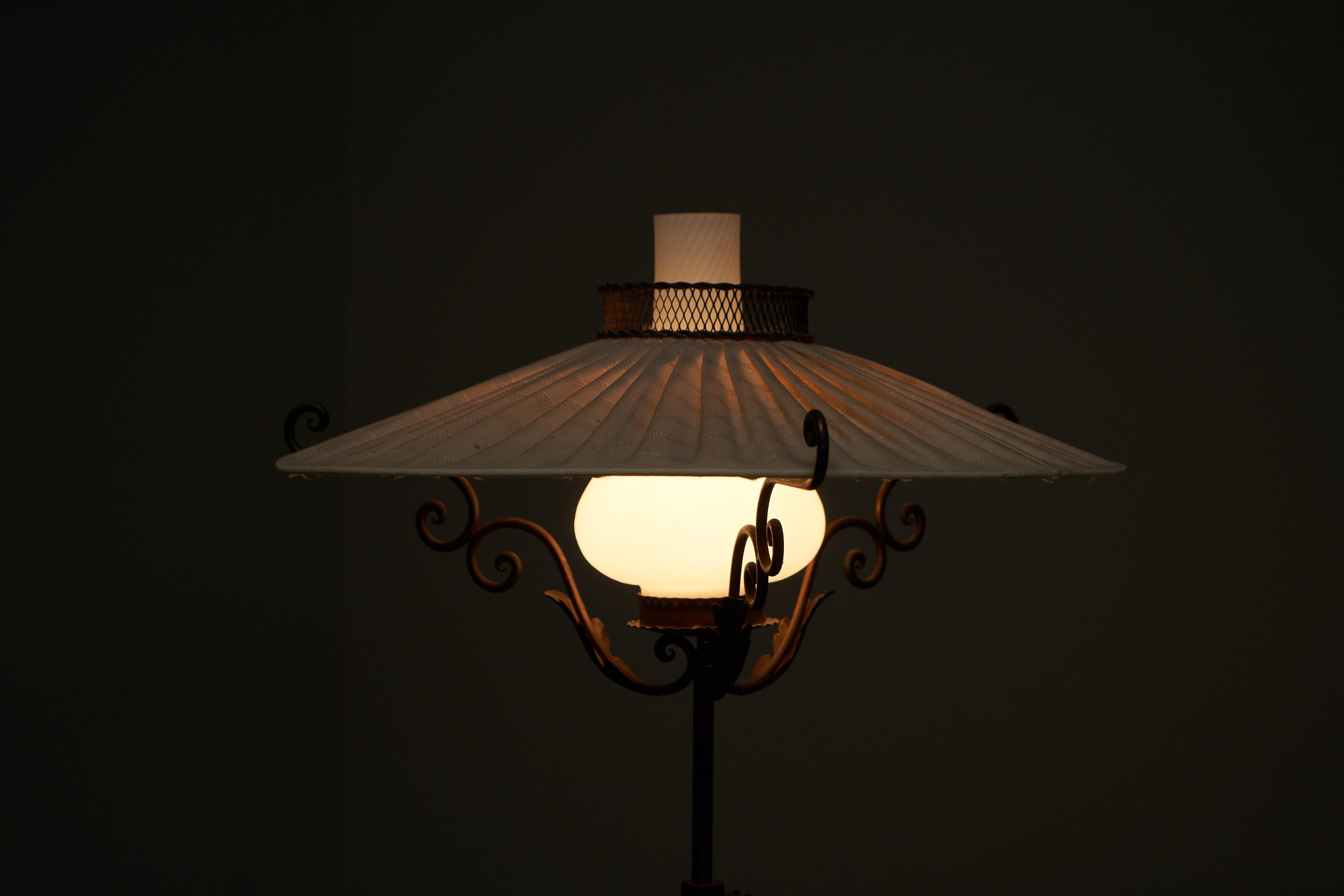 Rare Winkelman & Van der Bijl Floor Lamp in Wrought Iron and Opaline Glass 1920s For Sale 3
