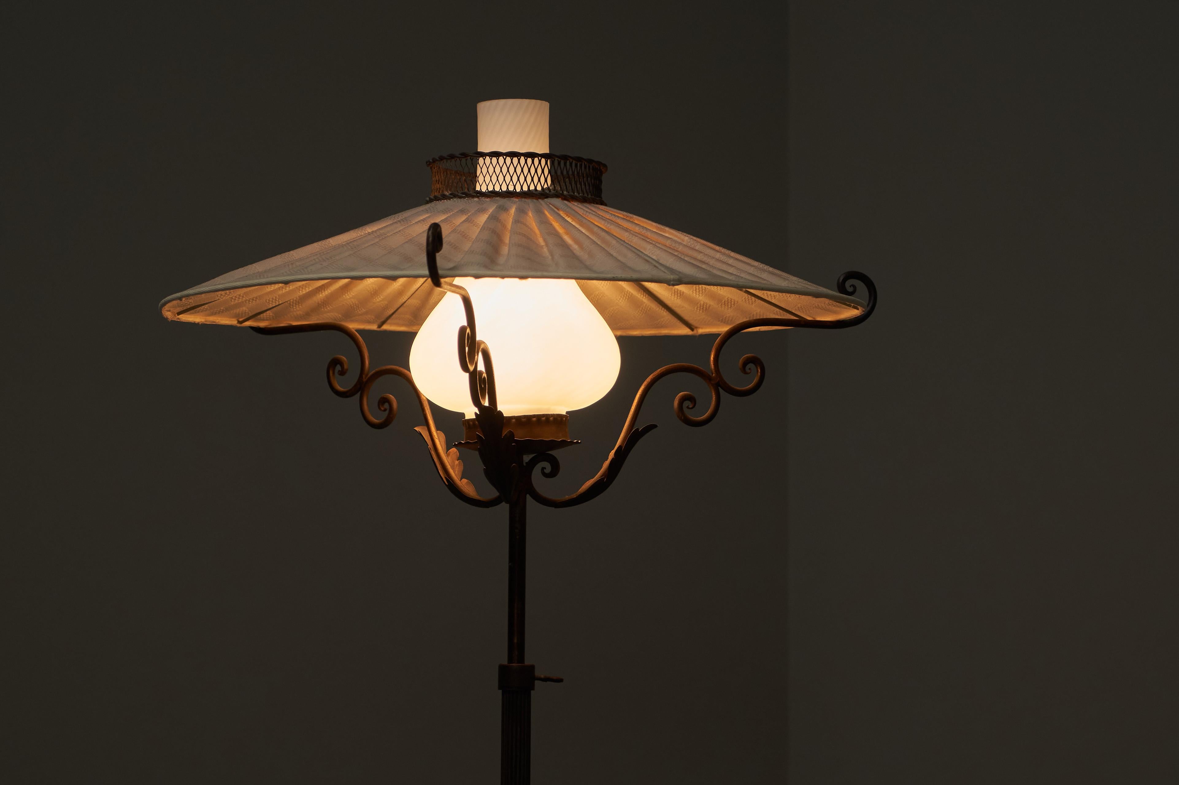 Rare Winkelman & Van der Bijl Floor Lamp in Wrought Iron and Opaline Glass 1920s For Sale 5
