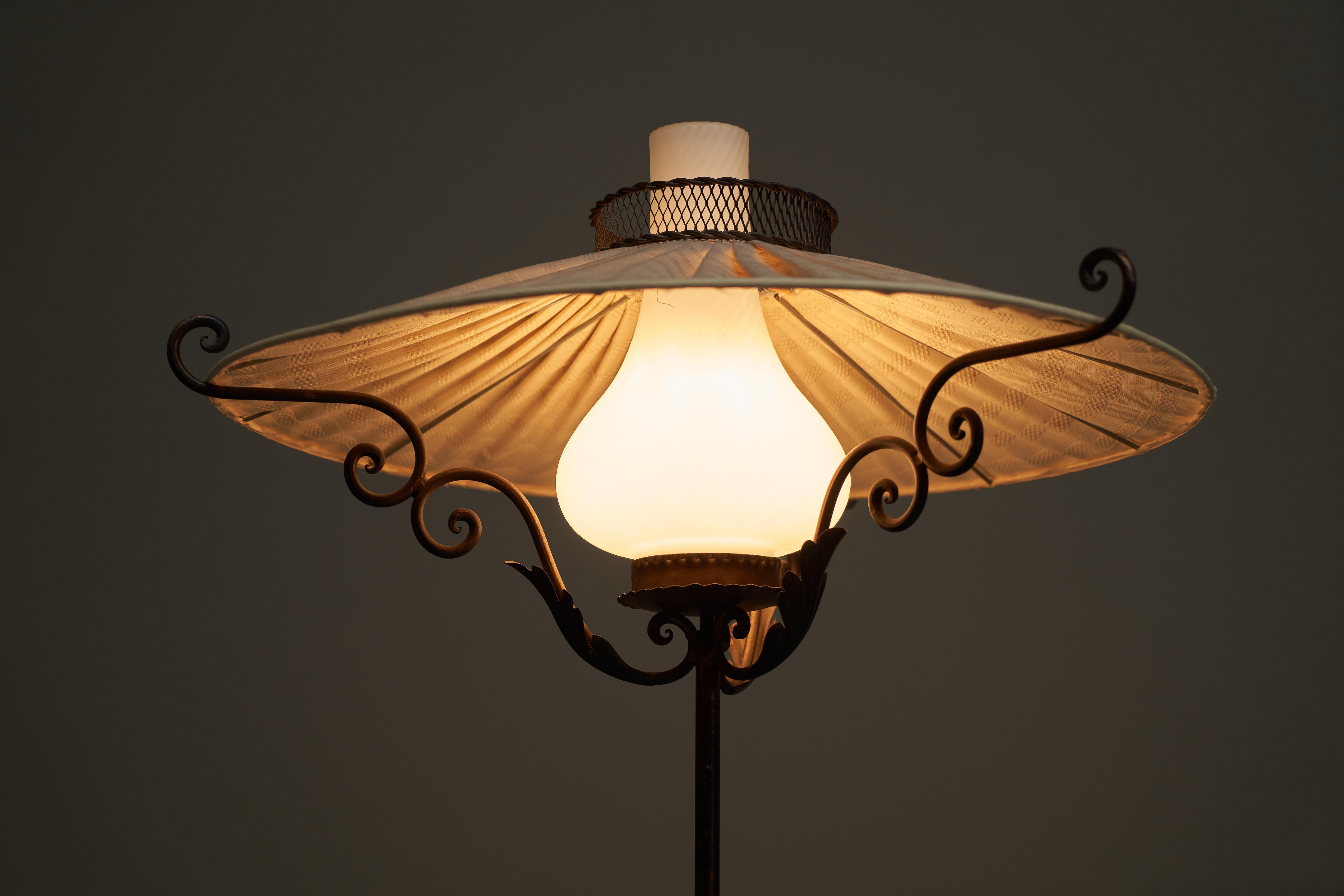 Rare Winkelman & Van der Bijl Floor Lamp in Wrought Iron and Opaline Glass, The Netherlands, 1920s.

This is a very rare and early floor lamp by the renowned Dutch manufacturer Winkelman & Van der Bijl.

Very elegant and unique design, featuring art