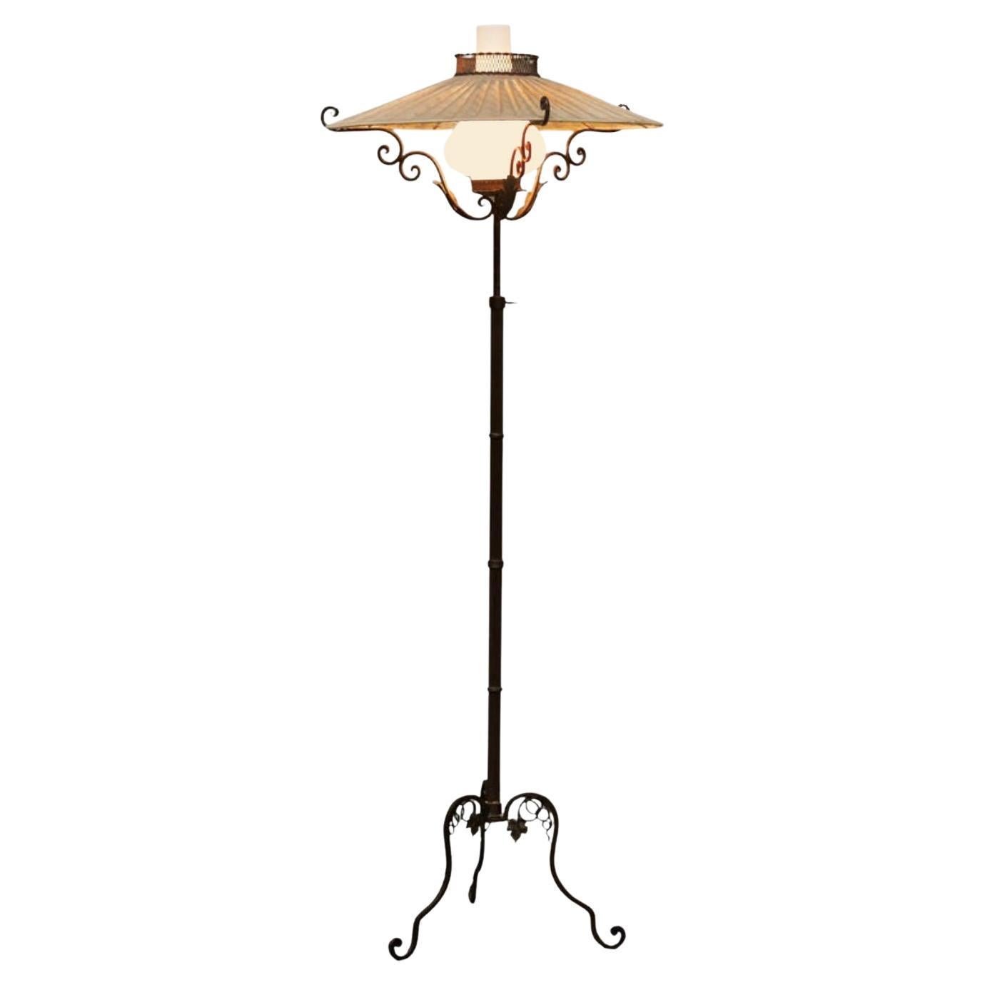 Rare lampadaire Winkelman & Van der Bijl en fer forgé et verre opalin des années 1920