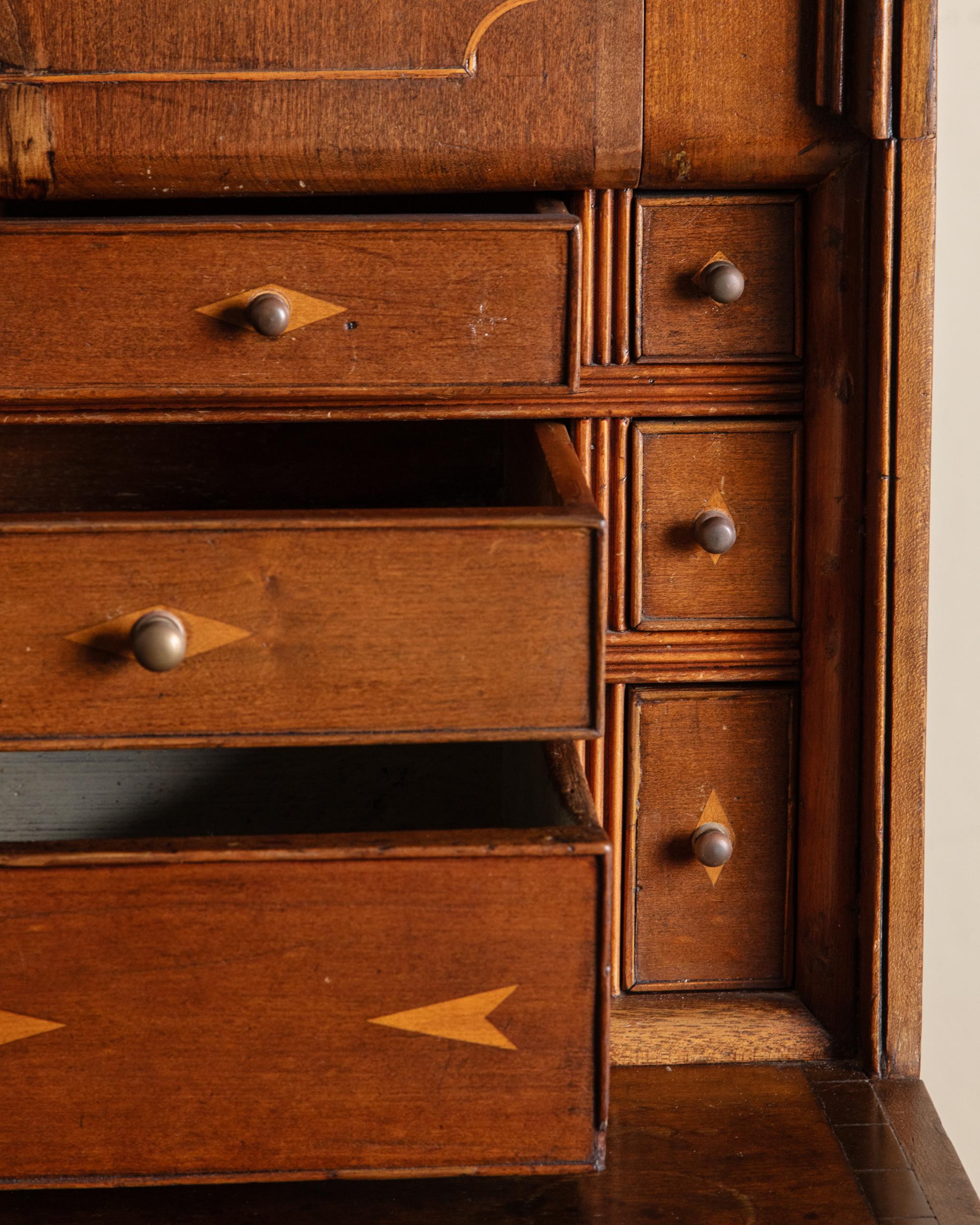 Rare cabinet de médecin à coupole en bois marqueté, Circa 1840 en vente 3