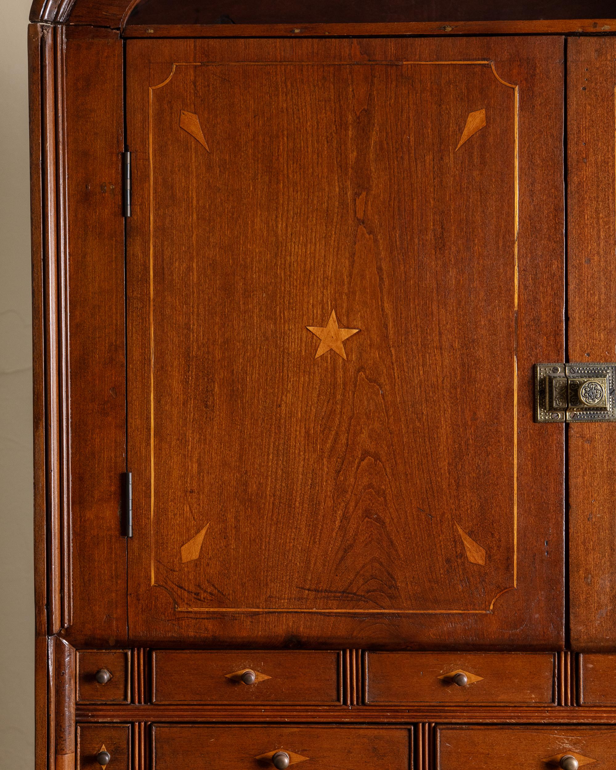 Rare cabinet de médecin à coupole en bois marqueté, Circa 1840 en vente 4