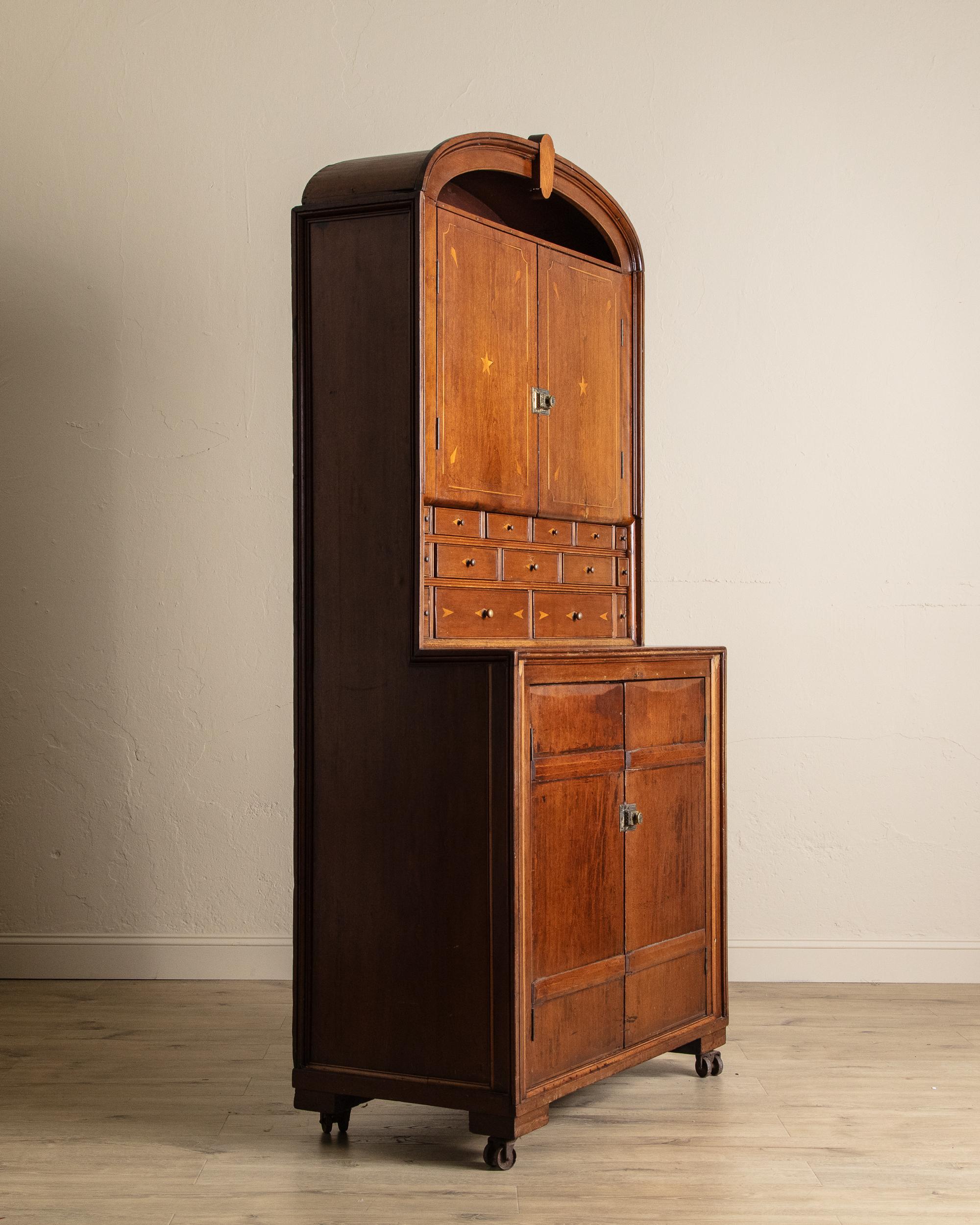 Américain Rare cabinet de médecin à coupole en bois marqueté, Circa 1840 en vente