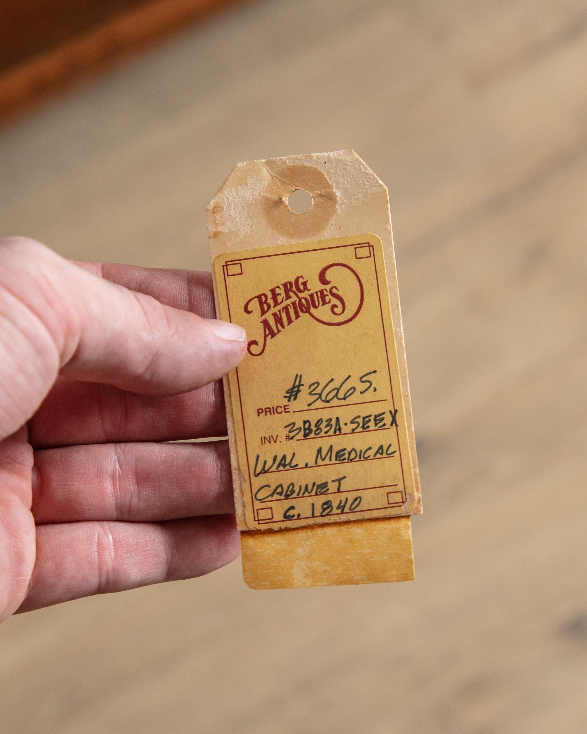 Rare cabinet de médecin à coupole en bois marqueté, Circa 1840 en vente 1