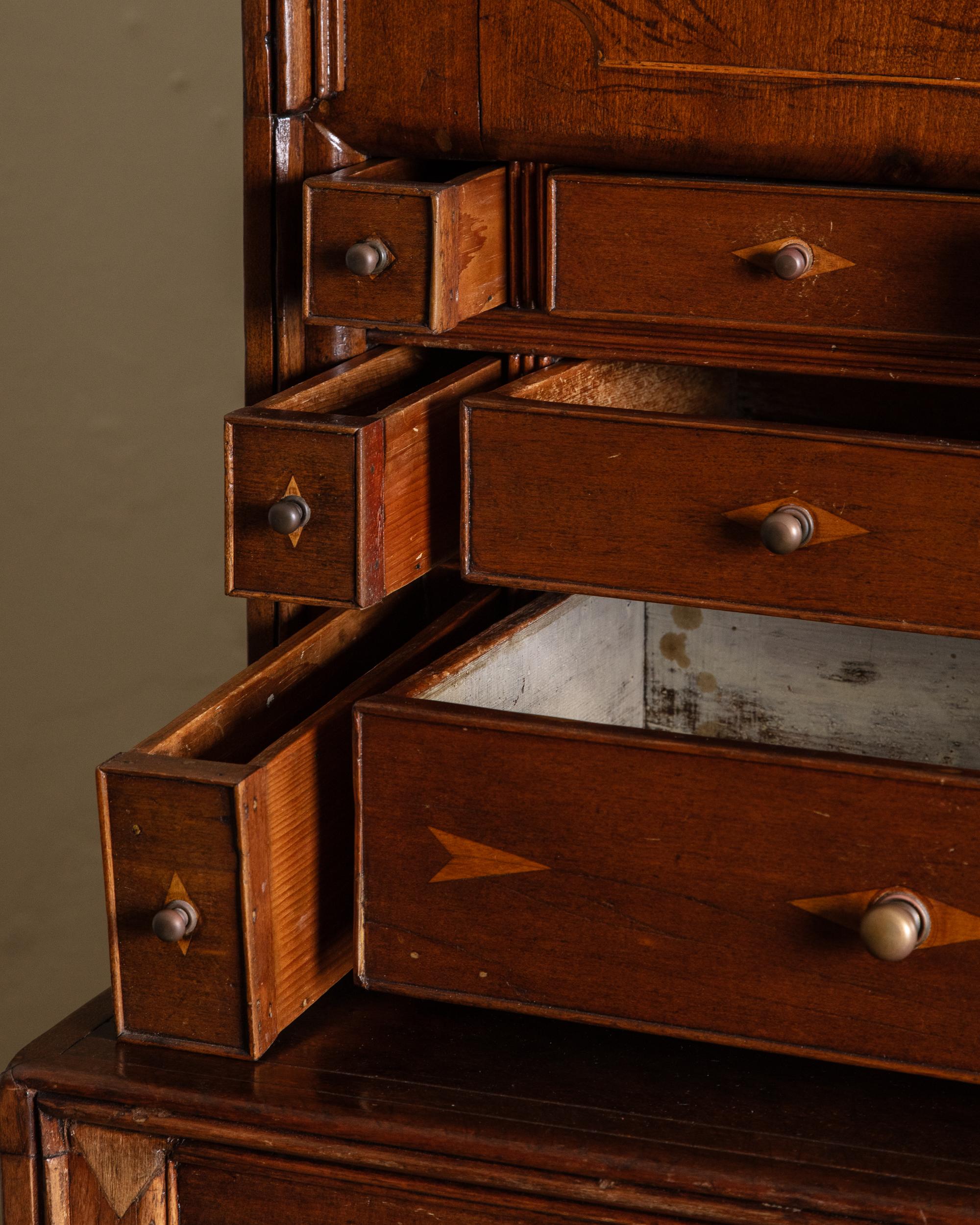Rare cabinet de médecin à coupole en bois marqueté, Circa 1840 en vente 2