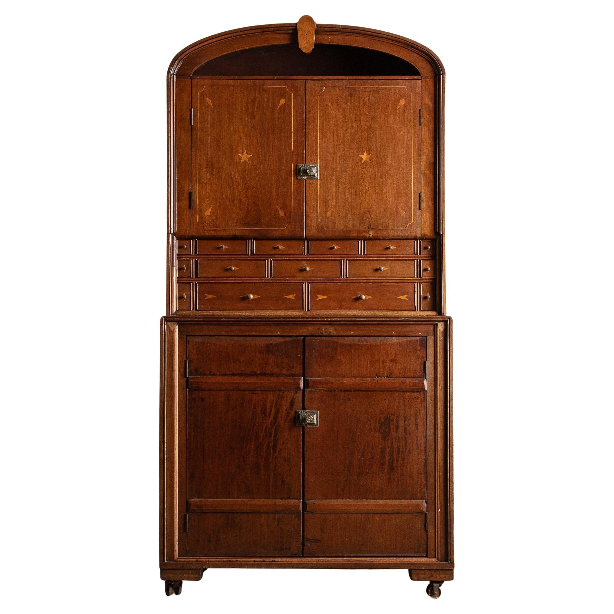 Rare cabinet de médecin à coupole en bois marqueté, Circa 1840 en vente