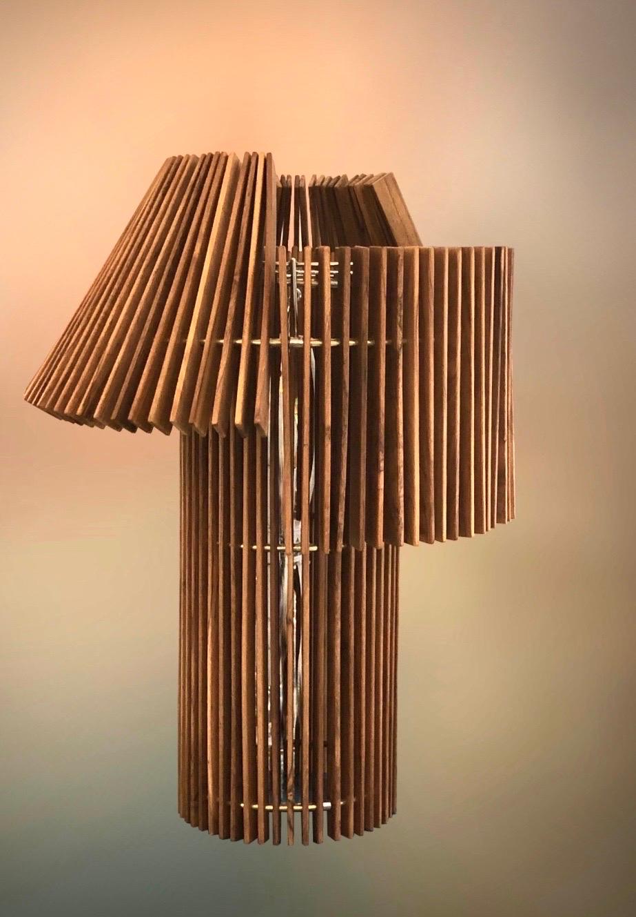 Wood Wood è un oggetto d'arte/lampada da tavolo del celebre duo di designer brasiliani Fernando e Humberto Campana che esemplifica la loro filosofia di 