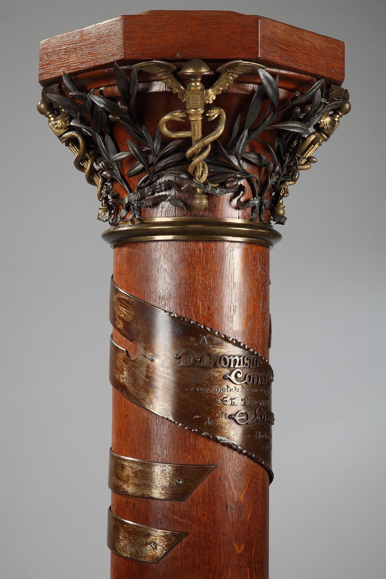 Seltene Säule aus Holz, patiniertem Eisen und vergoldeter Bronze mit Widmung, 1896 (Vergoldet) im Angebot