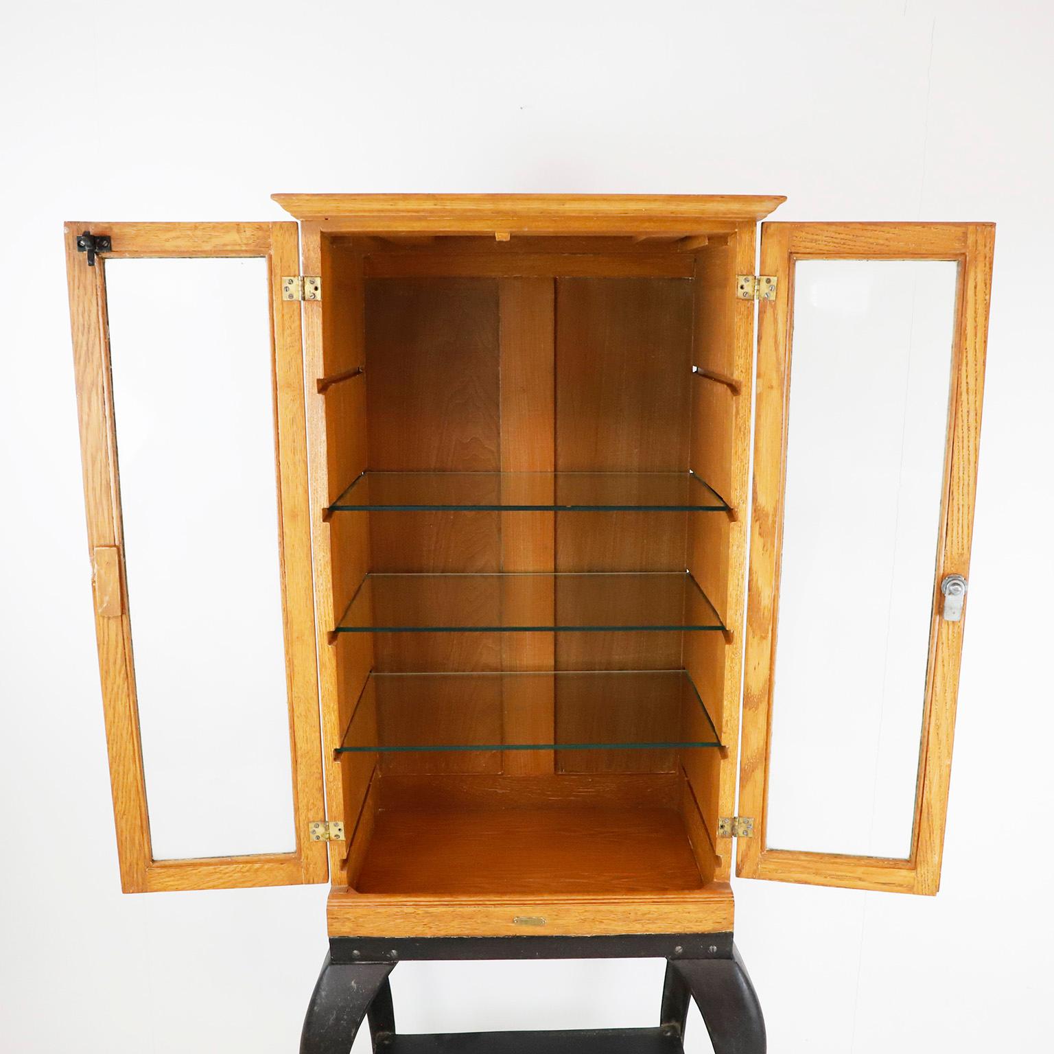 Rare Wood, Steel & Glass Medical, Dr's Cabinet. Circa 1900s In Good Condition For Sale In Mexico City, CDMX