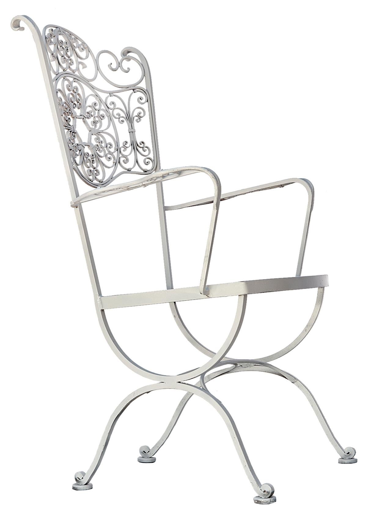 Chaise de patio en fer forgé de la collection Andalusian de Russell Woodard. 
L'andalou se caractérise par des volutes élaborées de style espagnol sur les dos et des étirements curvilignes sur la base.
De l'assise au sol 16,5
Bras jusqu'au sol 25