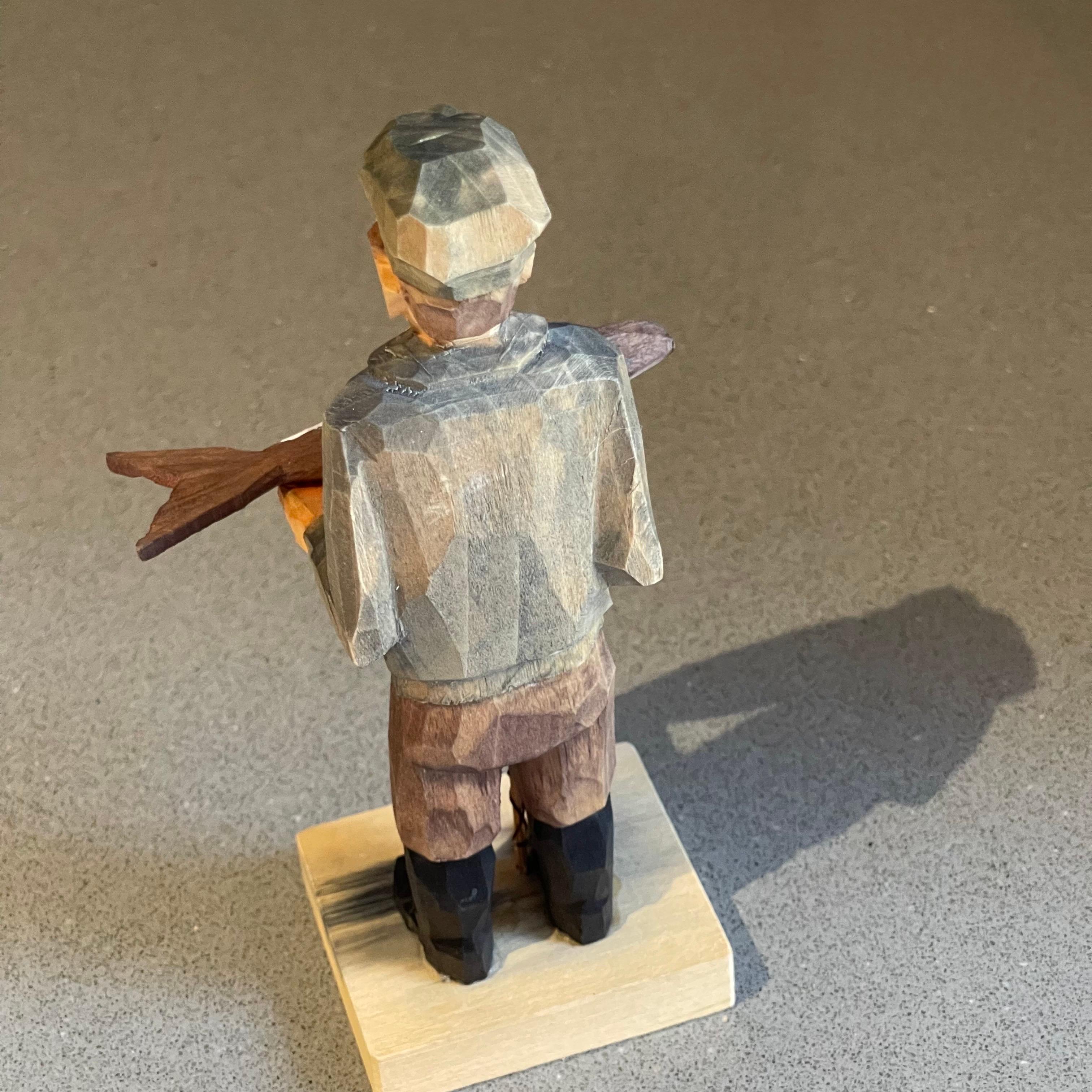 Rare Wooden Carving Human Sculptures A Fisher Man Antique Decorative Figurine en vente 2