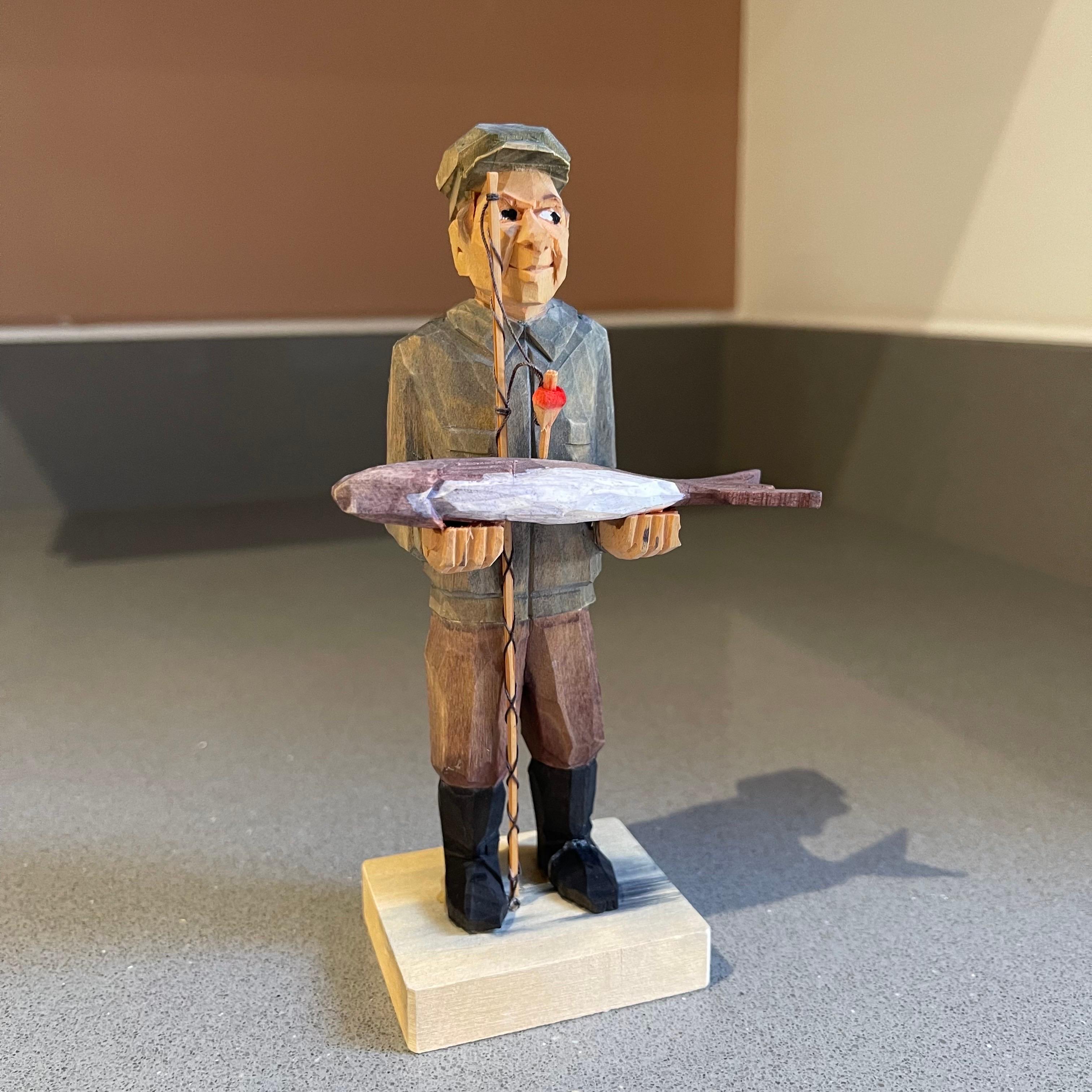 Suédois Rare Wooden Carving Human Sculptures A Fisher Man Antique Decorative Figurine en vente