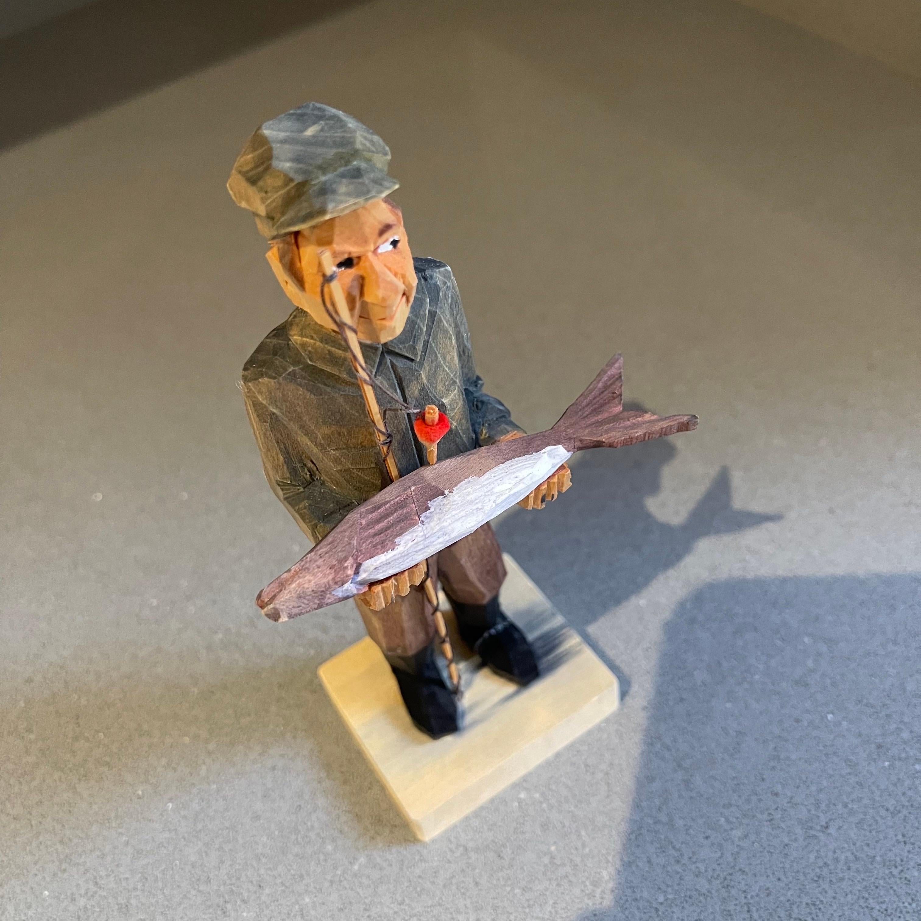 Sculpté Rare Wooden Carving Human Sculptures A Fisher Man Antique Decorative Figurine en vente