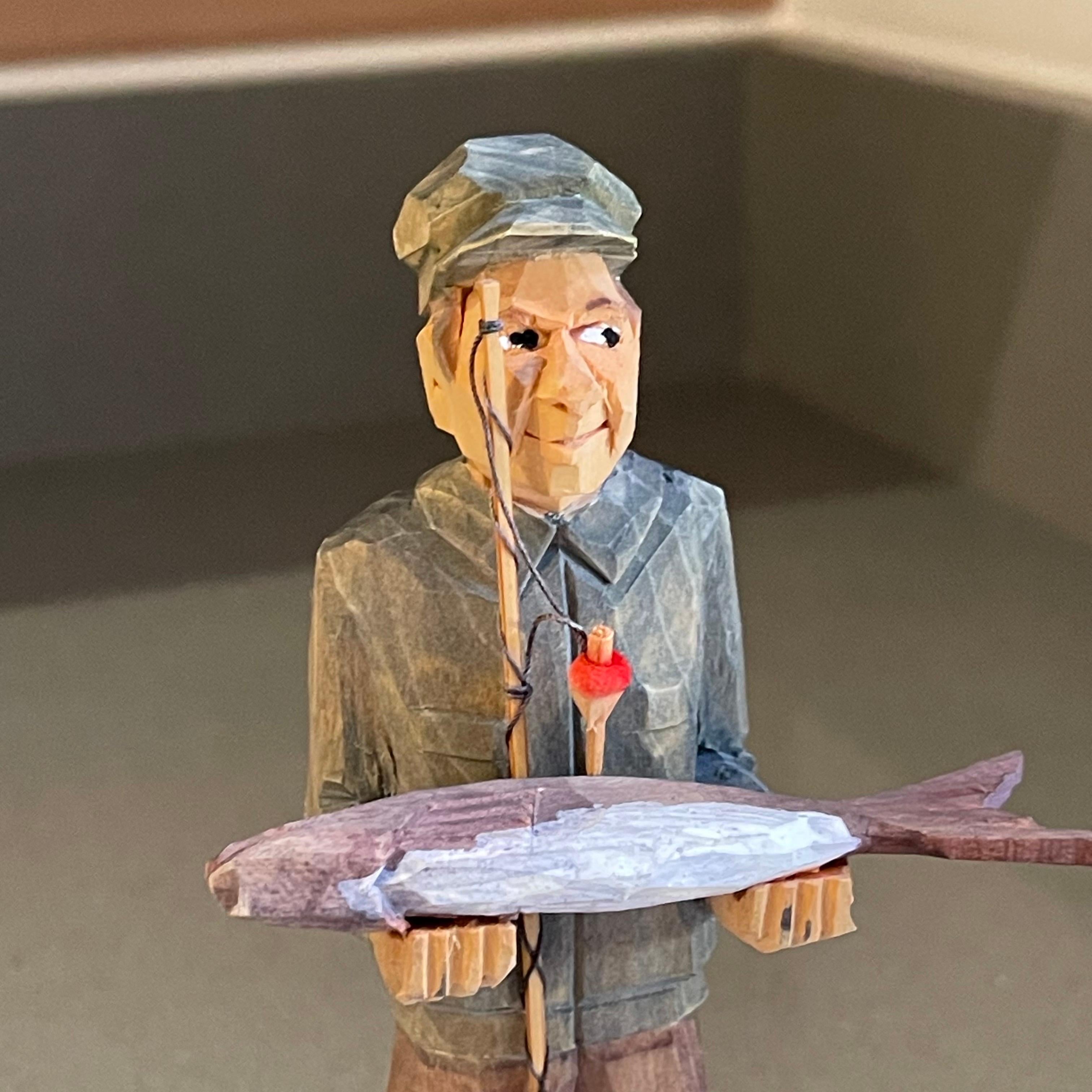 Début du 20ème siècle Rare Wooden Carving Human Sculptures A Fisher Man Antique Decorative Figurine en vente