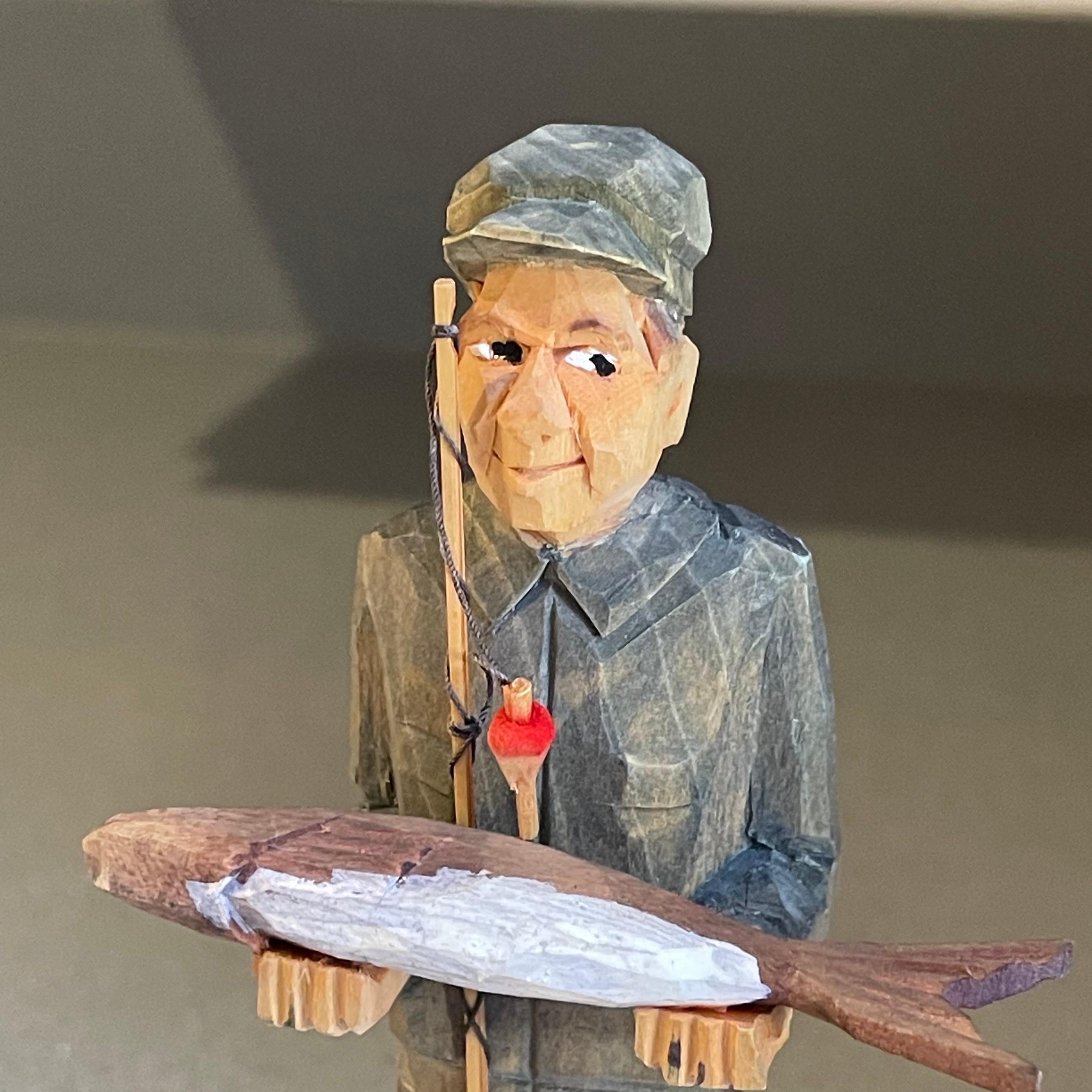Céramique Rare Wooden Carving Human Sculptures A Fisher Man Antique Decorative Figurine en vente
