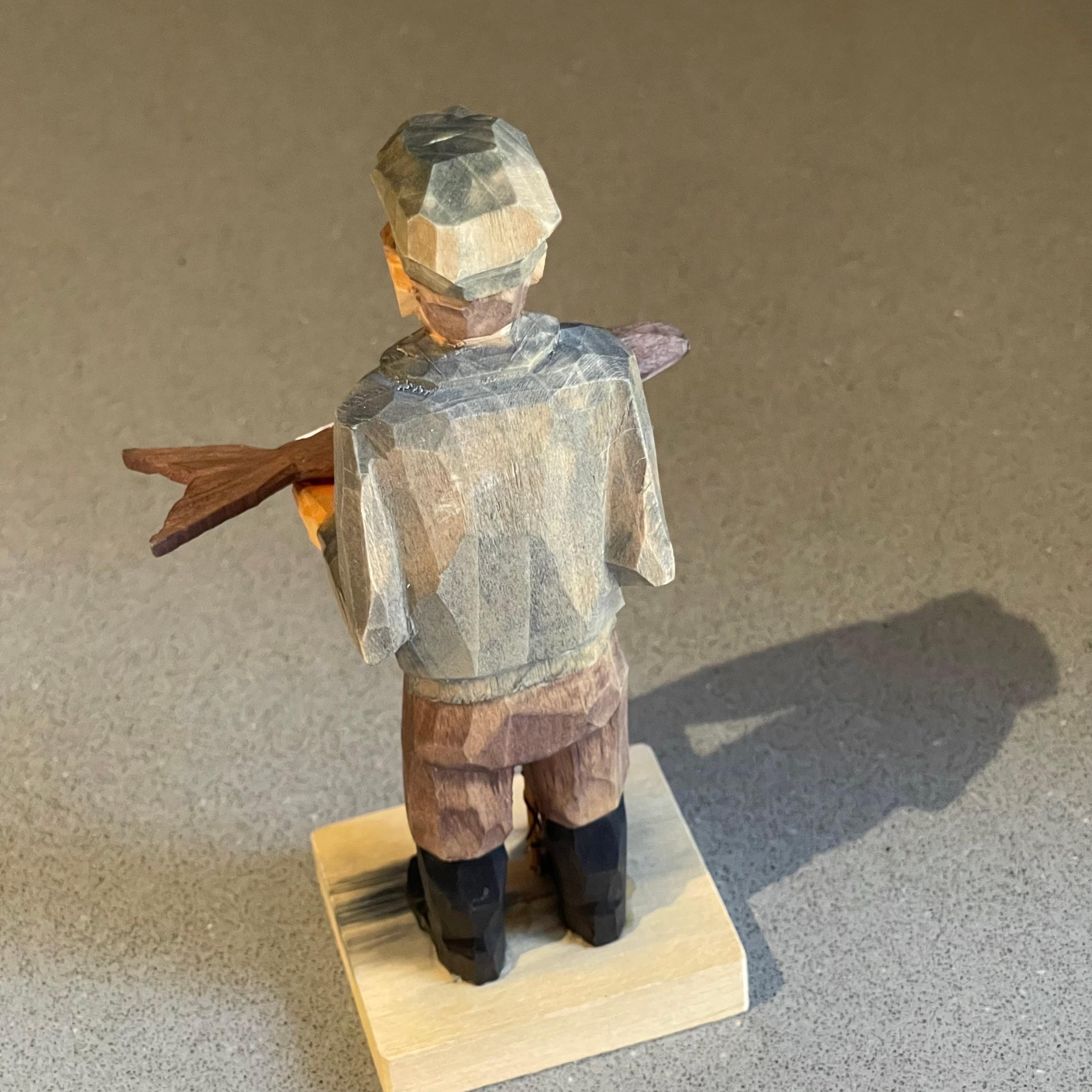 Rare Wooden Carving Human Sculptures A Fisher Man Antique Decorative Figurine en vente 1