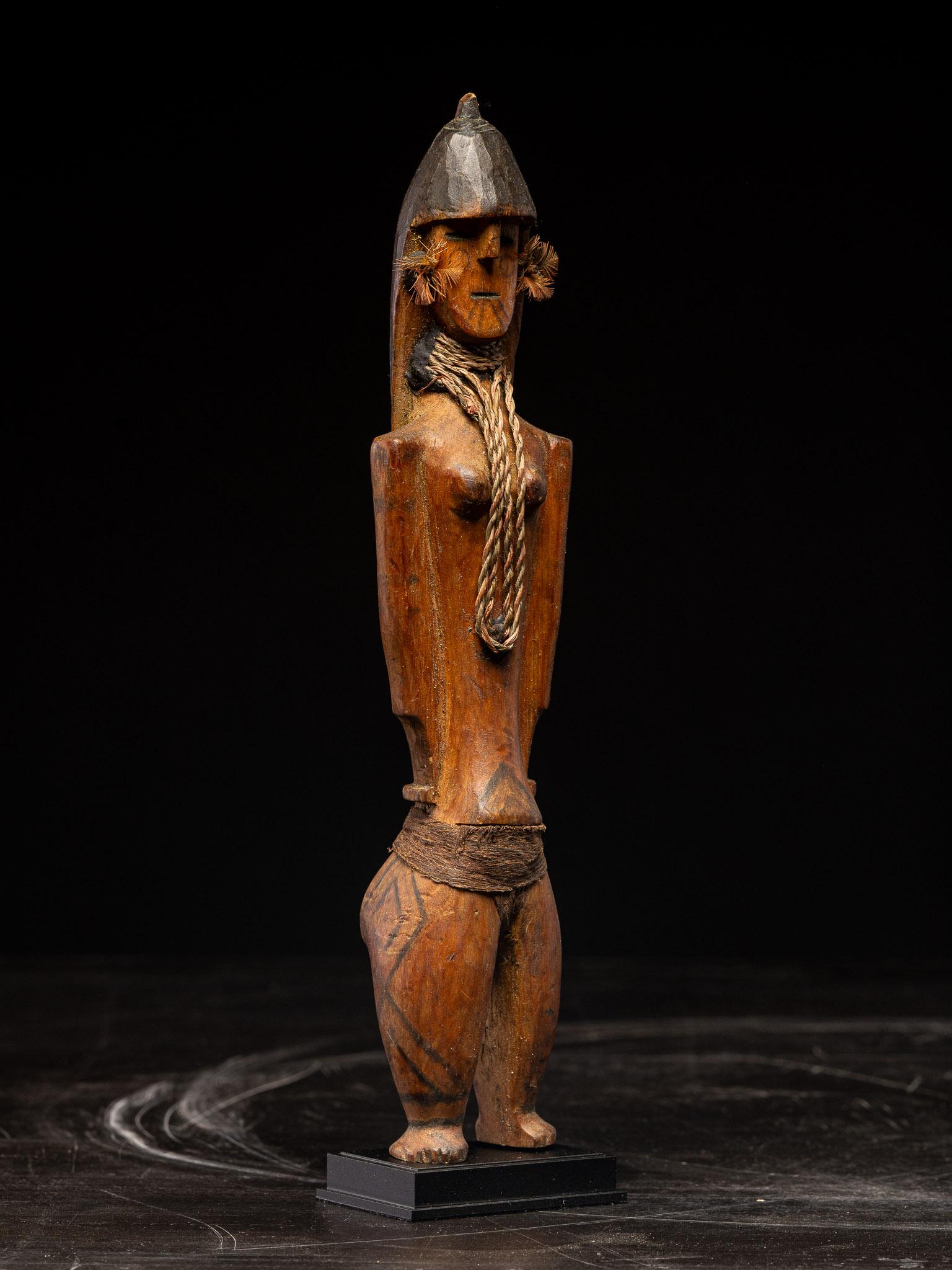 Rara muñeca Karaja ceremonial de madera con círculos distintivos en la cara, Brasil Brasileño en venta